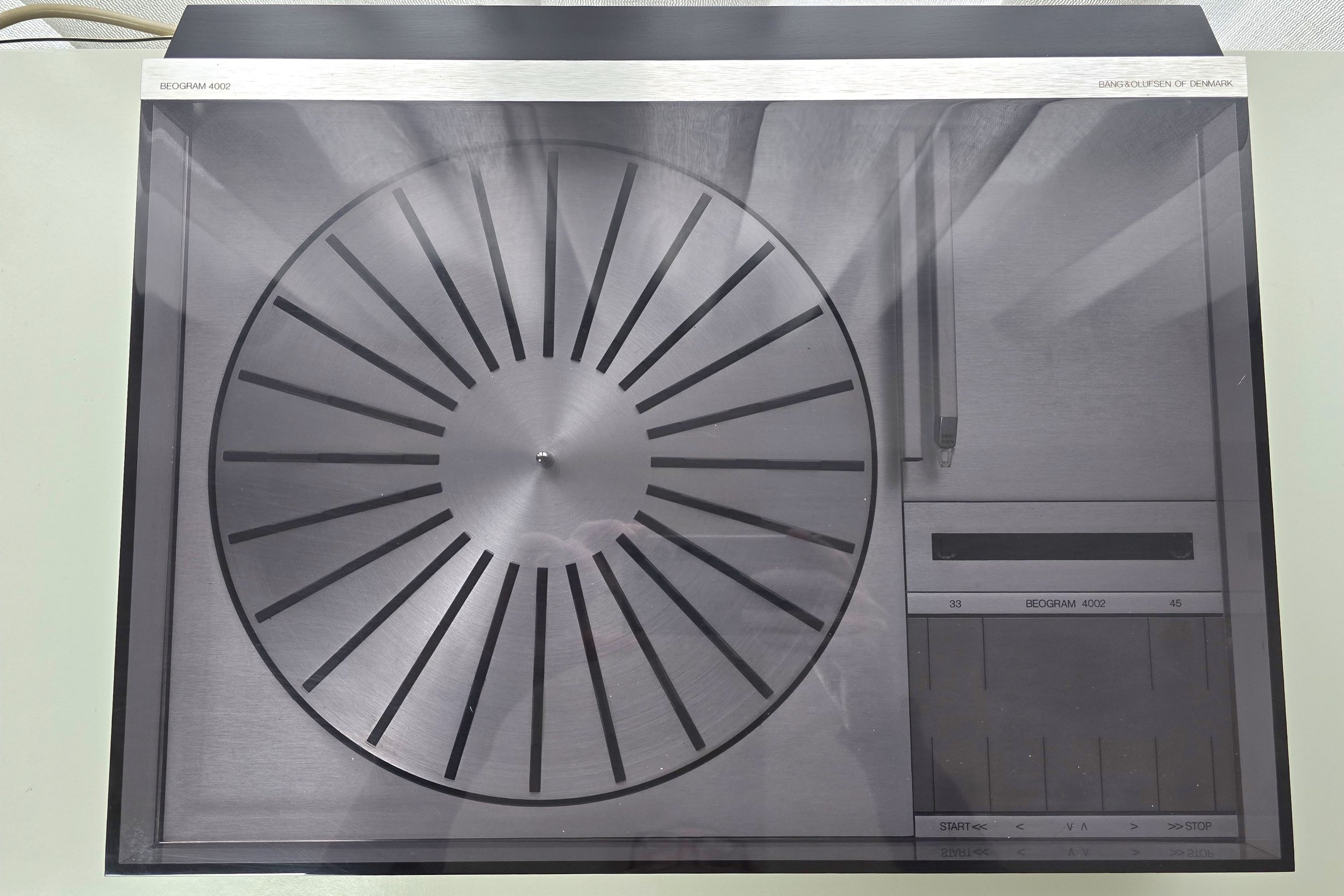 BANG & OLUFSEN BEOGRAM 4002 TURNTABLE