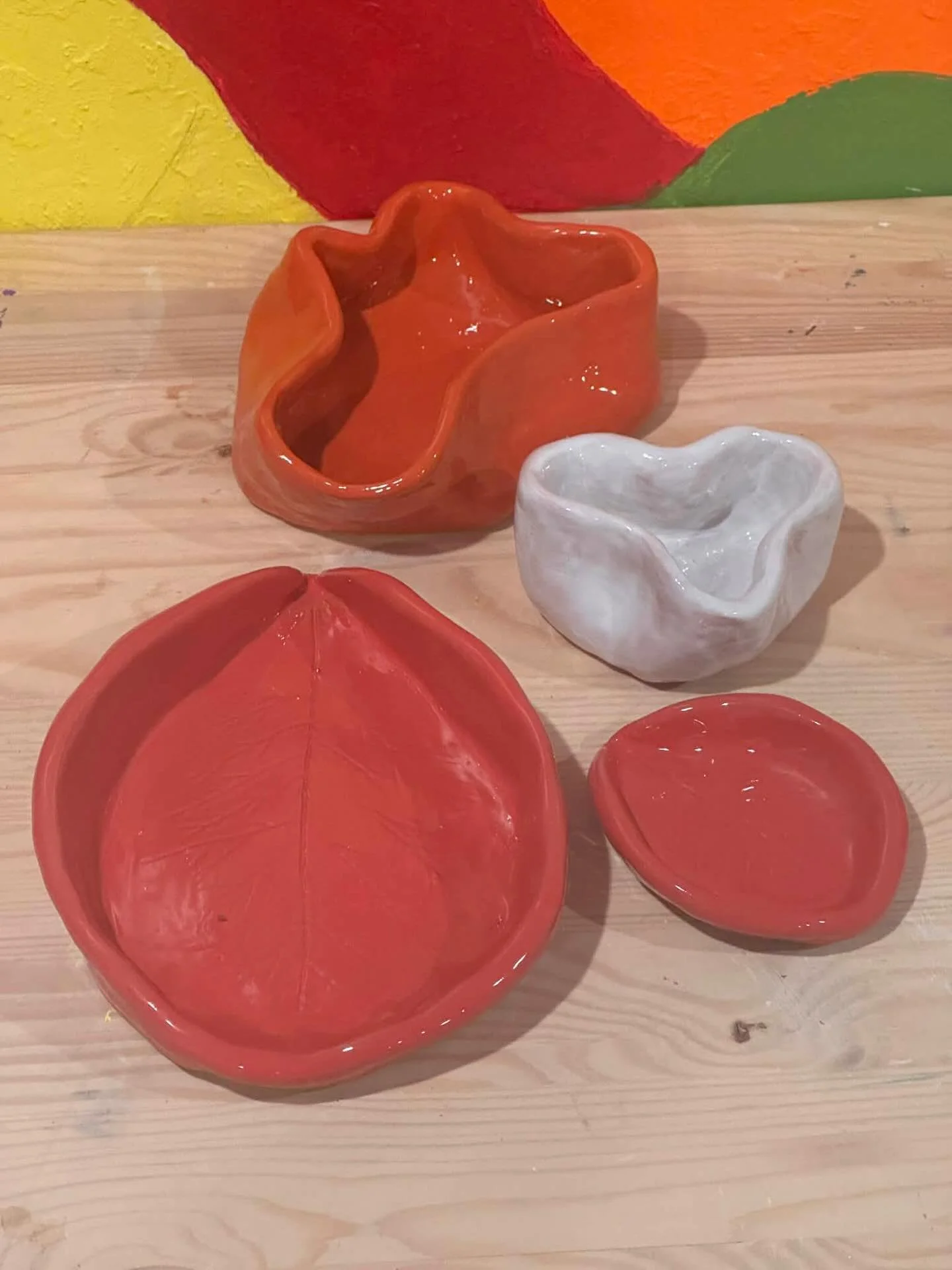 Beautifully glazed ceramics. The colors look so vibrant, this picture doesn&rsquo;t do justice to it. #pottery #potteryclass #glazing #potterystudio #potteryclassesnearme