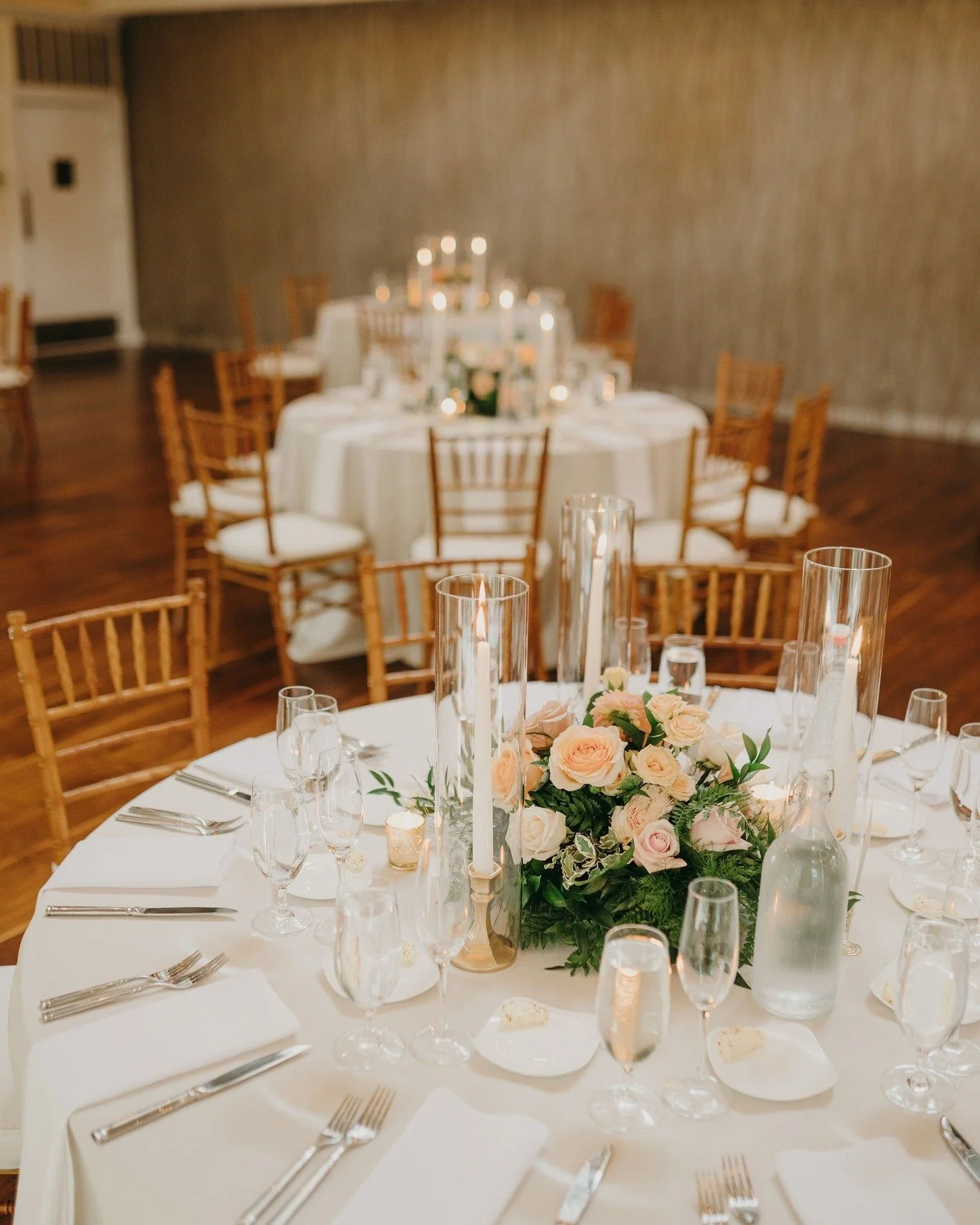 A table garden moment we'll never get over 🕯💫

@patrobinsonphoto 

#pommeradnor #mainlinewedding #centerpieces #weddingflowers #flowers #localbusiness #westchesterpa #matlackflorist