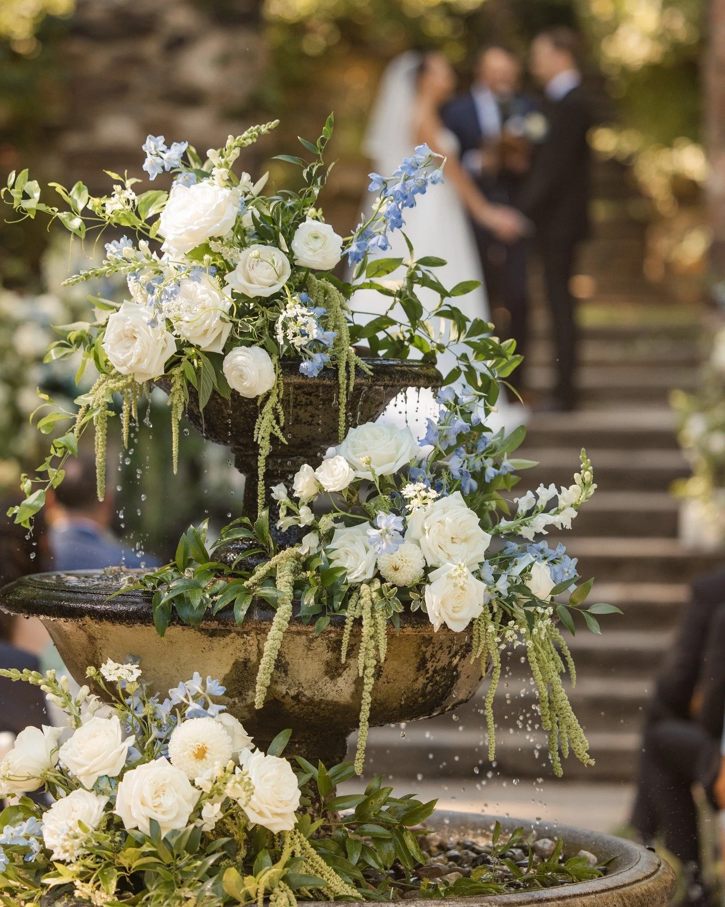 Nothing says 'I do' like fountain flowers⛲

@nicoleloisphotography 

#weddingflowers #parqueridleycreek #fountainflowers #wedding #flowers #westchesterpa #matlackflorist