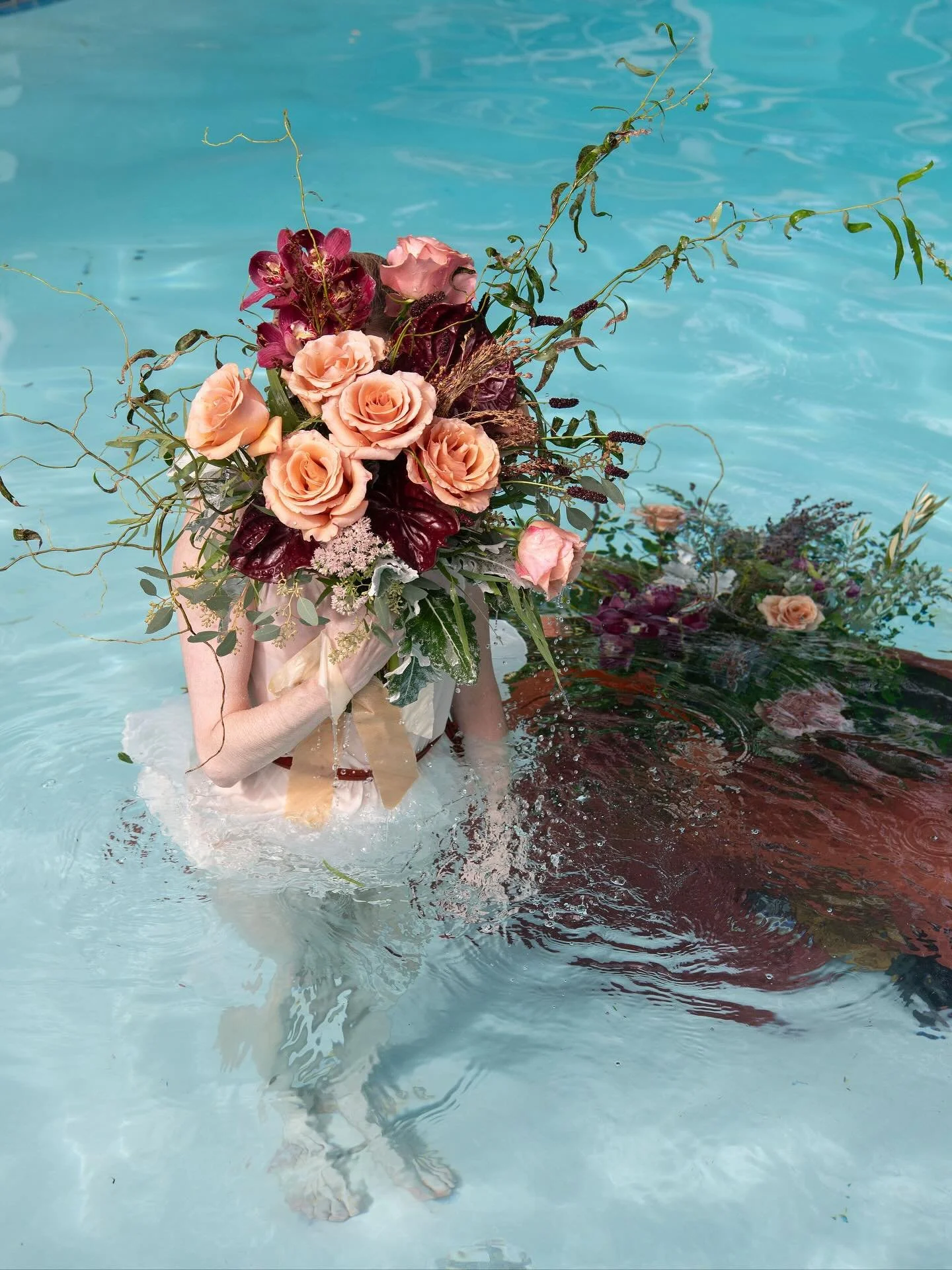 Excited to finally share our collaboration with the ever so talented @julialehmanart &amp; @dansar0318 💐 Our wedding team had the honor of designing &amp; assisting with this underwater flower shoot, truly an unforgettable experience! 📸 

#underwat