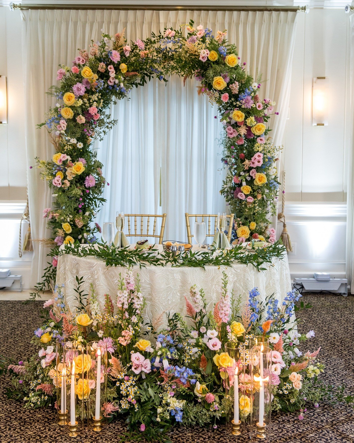 Here are some bright and cheery blooms to wash away today's rainy day blues🌧

This ceremony arch became the perfect back drop to this dreamy garden sweetheart table😍

@photographyjensen 

#wedding #flowers #sweethearttable #florist #matlackflorist 