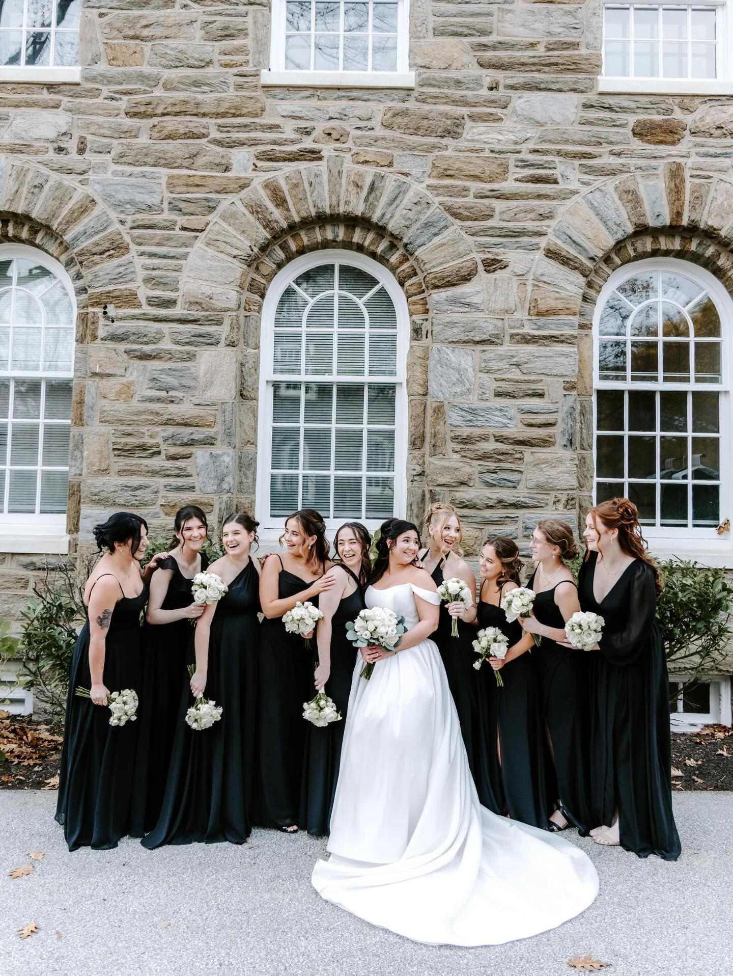 Talk about classic and never going out of style ✨🥂 
@kayleighannphotography_ 
#ellispreserve #phillywedding #flowers #weddingflorist