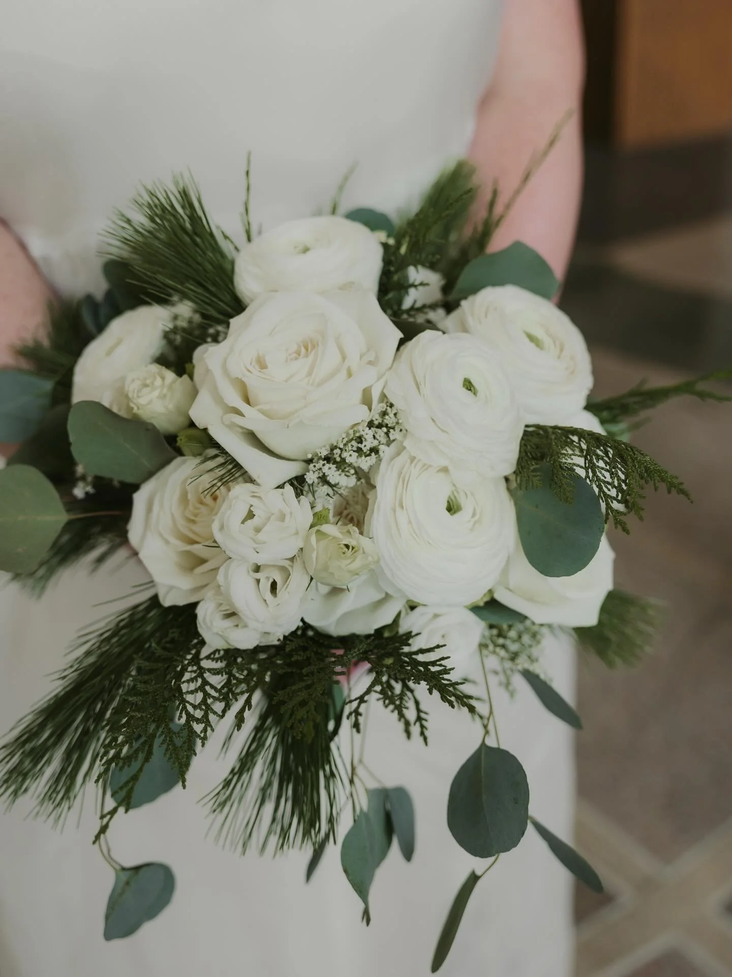 A courthouse wedding, but make it super chic🤍 @kaileyedwardsphotography 
#courthousewedding #flowers #weddingflowers #westchesterpa