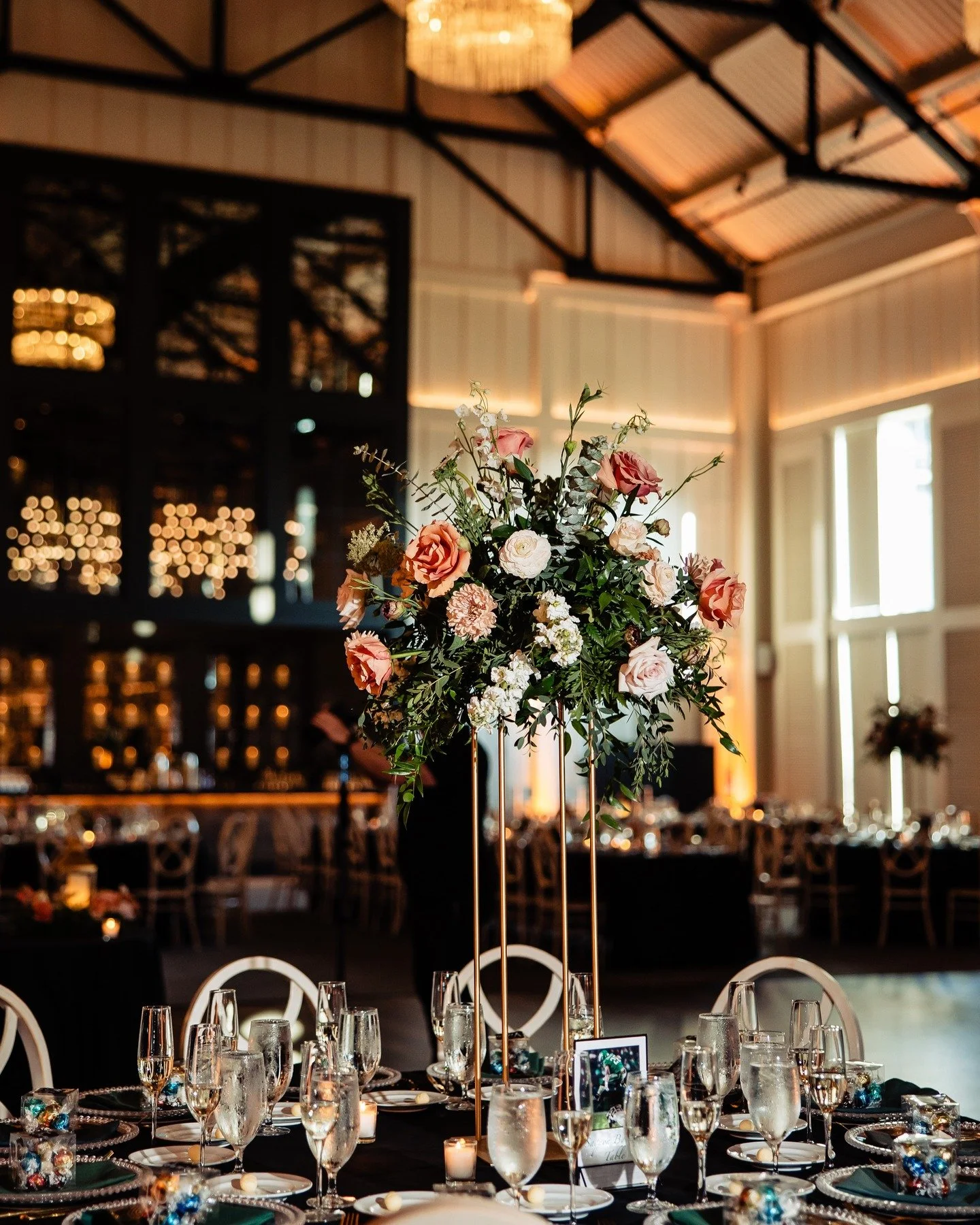 A harlow stand arrangement is our favorite way to make a statement at The Ivy!

@morbyphotography 

#weddingflowers #florist #mainlinewedding #theivyatellispreserve #flowers #matlackflorist