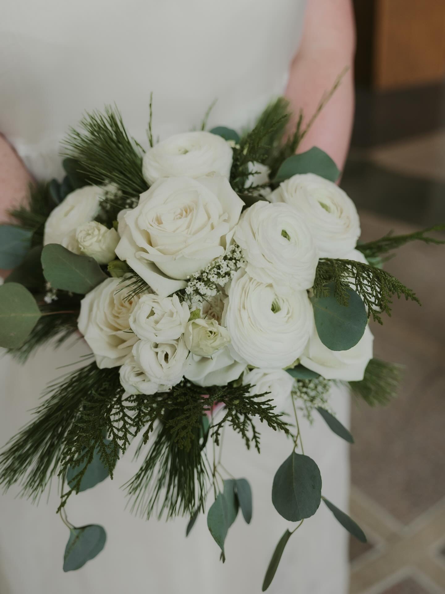 A courthouse wedding, but make it super chic🤍 @kaileyedwardsphotography 
#courthousewedding #flowers #weddingflowers #westchesterpa