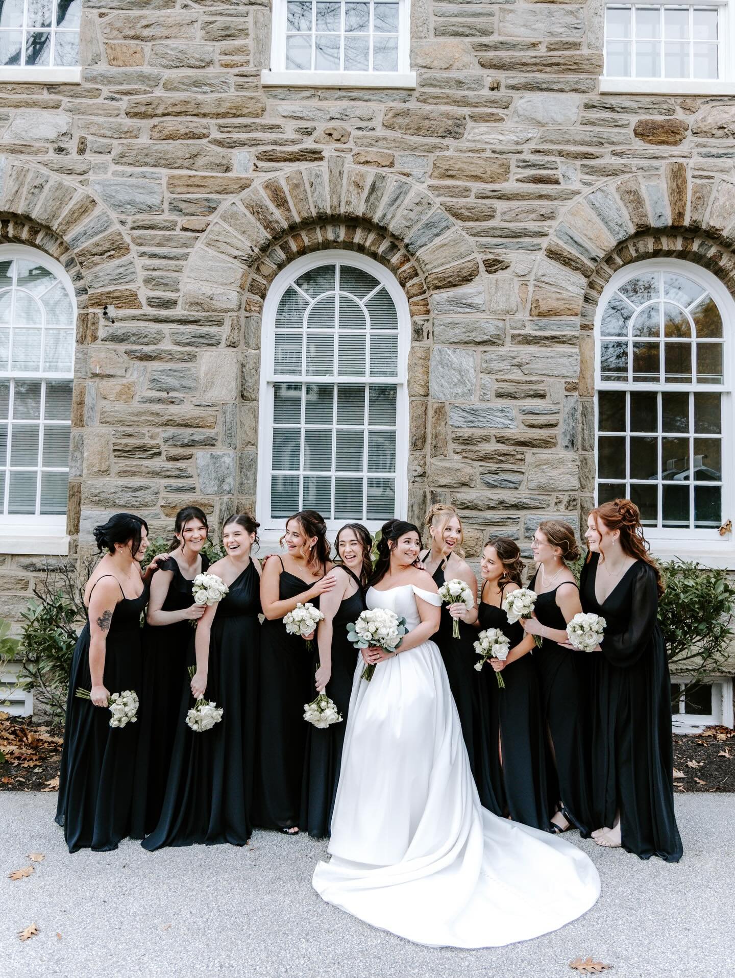 Talk about classic and never going out of style ✨🥂 
@kayleighannphotography_ 
#ellispreserve #phillywedding #flowers #weddingflorist