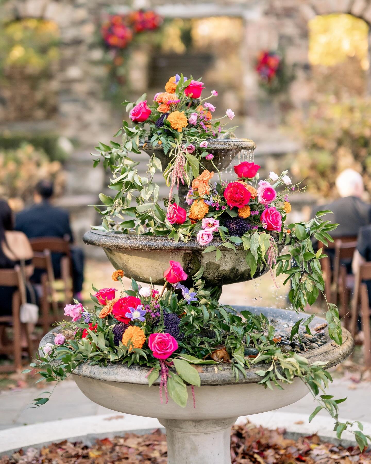 One fountain, endless posibilites @parqueridleycreek 
1- @mattgruberphoto 
2- @lovemedophoto 
3- @nicoleloisphotography 
#mainlinewedding #flowers #fountainflowers #parque