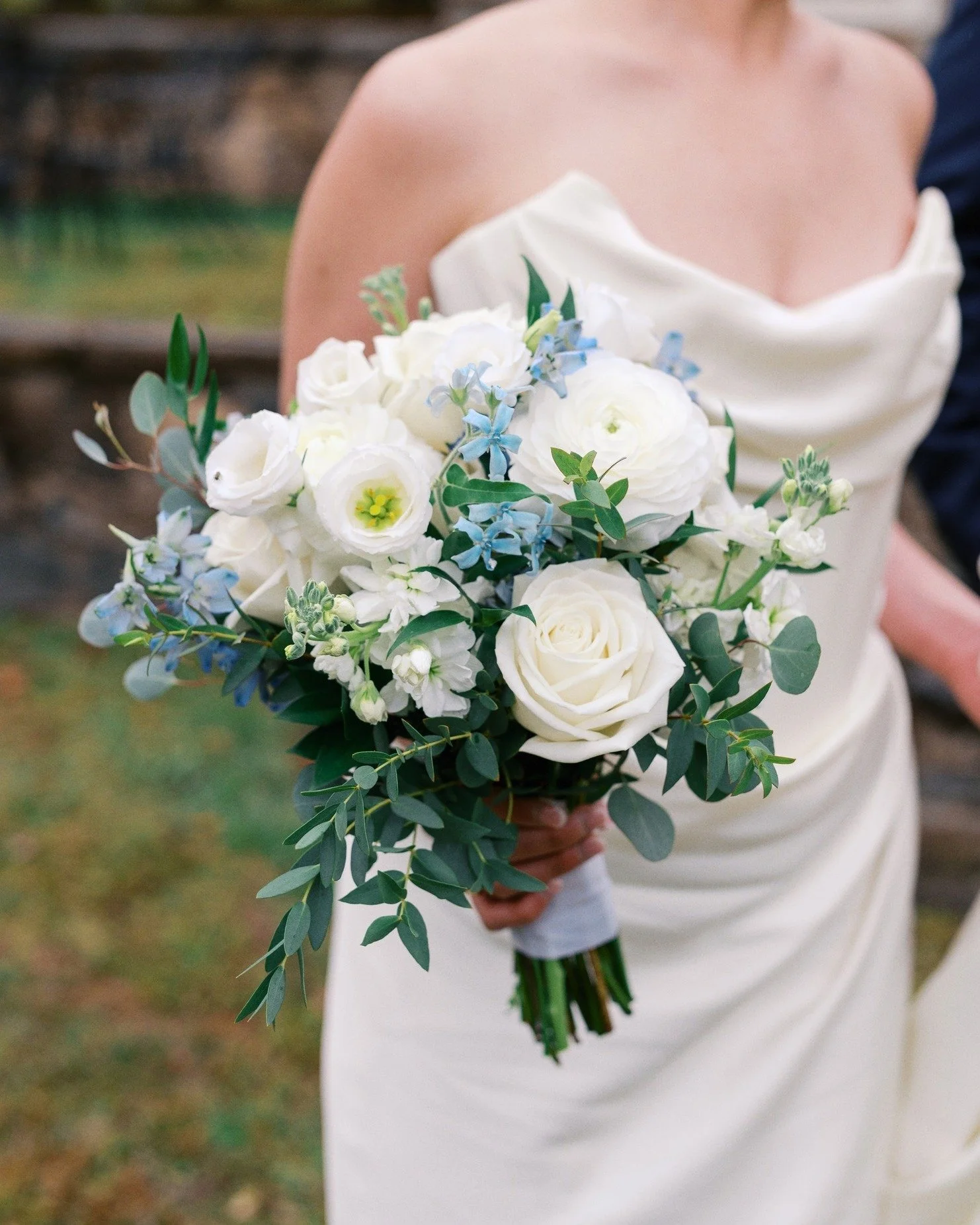 The bouquet 💐
Elegant, intentional, and made to be held all day
@alexschon 
#wedding #bouquet #florist #flowers #westchesterpa