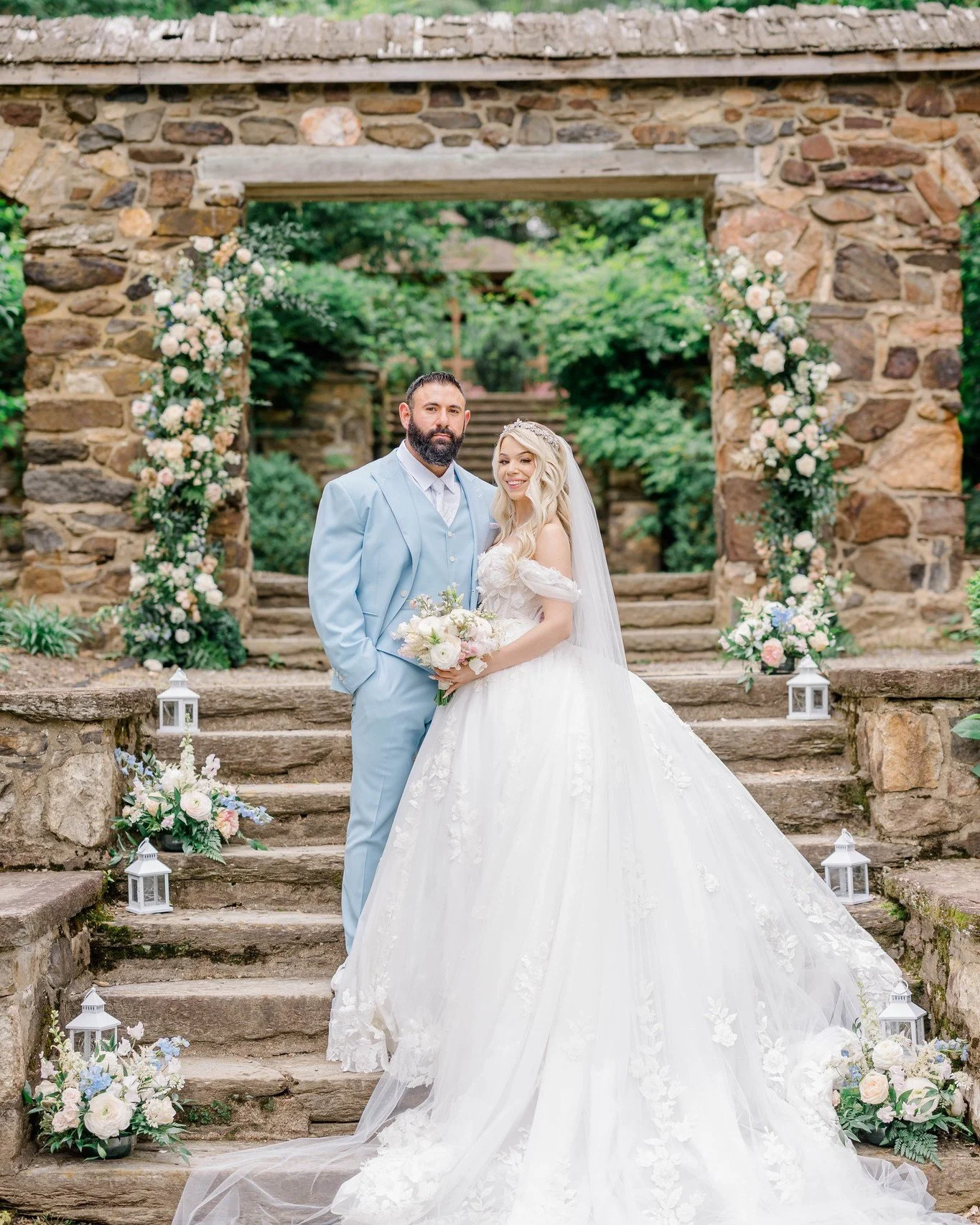 The kind of wedding flowers that feel straight out of a fairytale ✨
@morgantaylorartistry @parqueridleycreek 
#wedding #florist #flowers #parqueridleycreek
