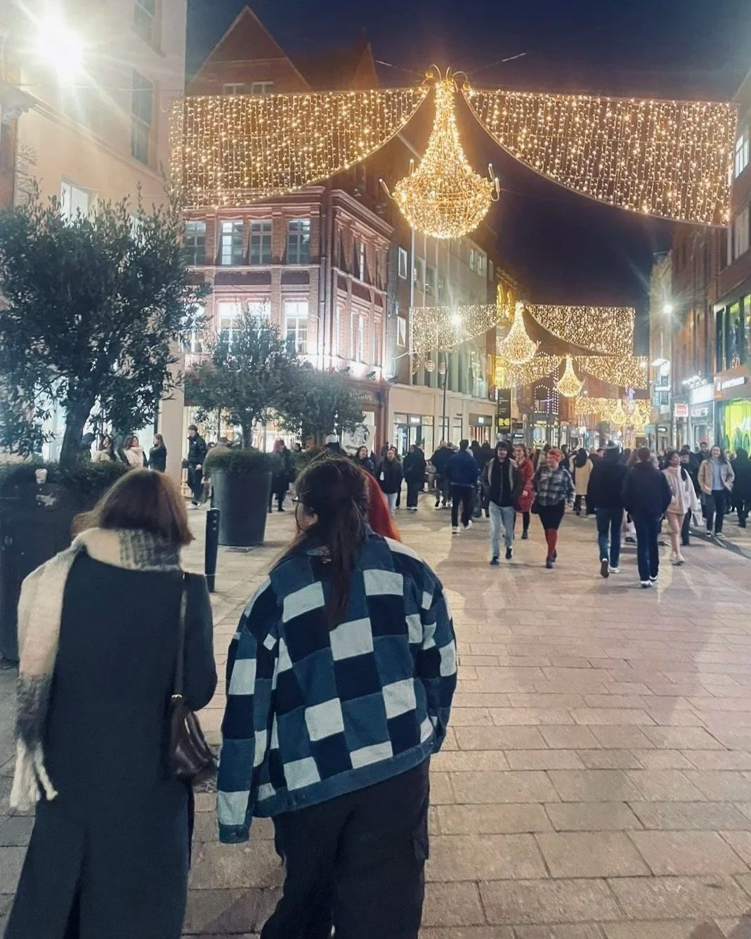 Two girls walking down Grafton Street at Christmas time in Dublin