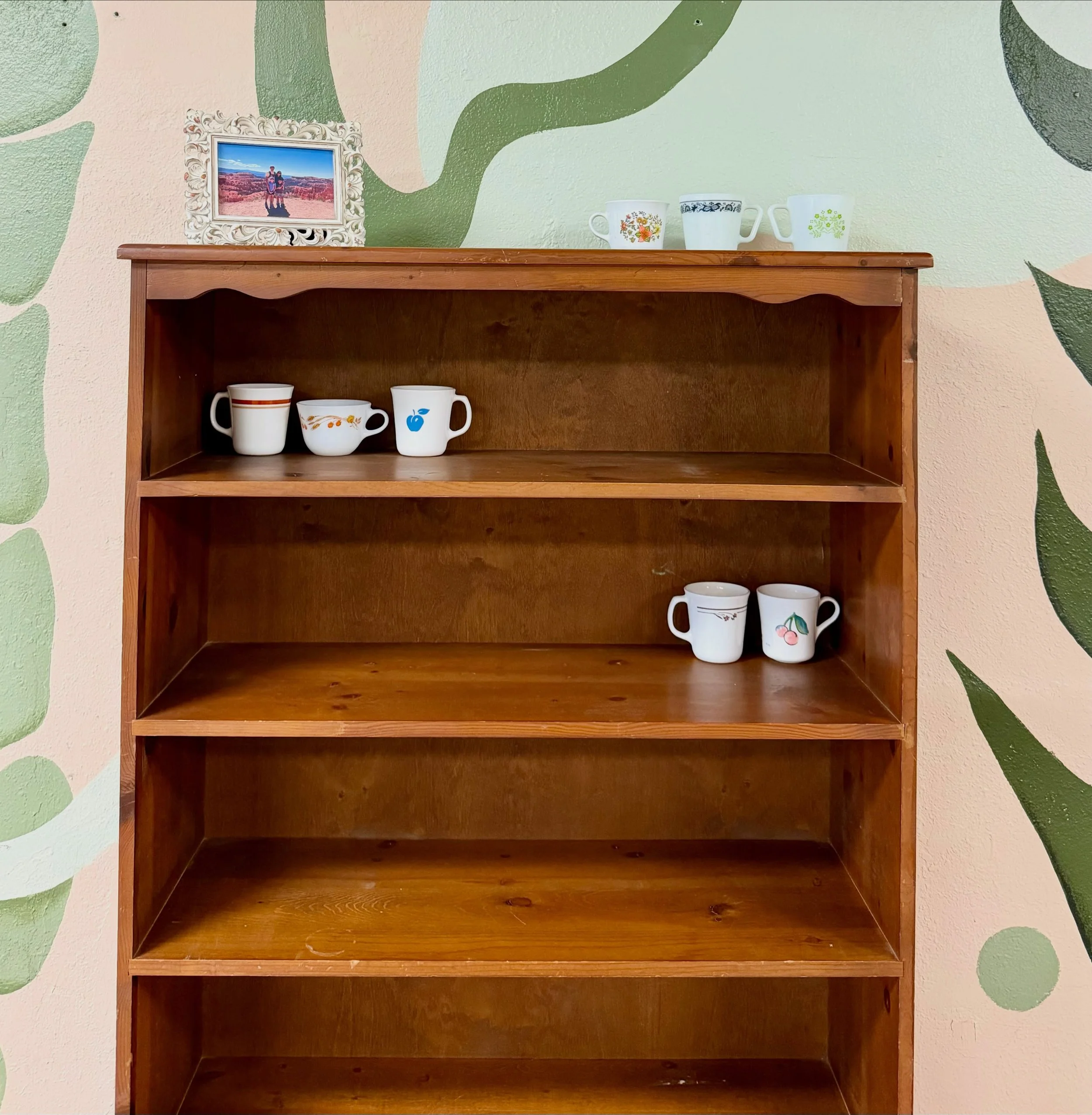 We are over here making cozy spaces 💚

#comingsoon #thetealibrary #vintagemugs #looseleaflove #brickandmortar