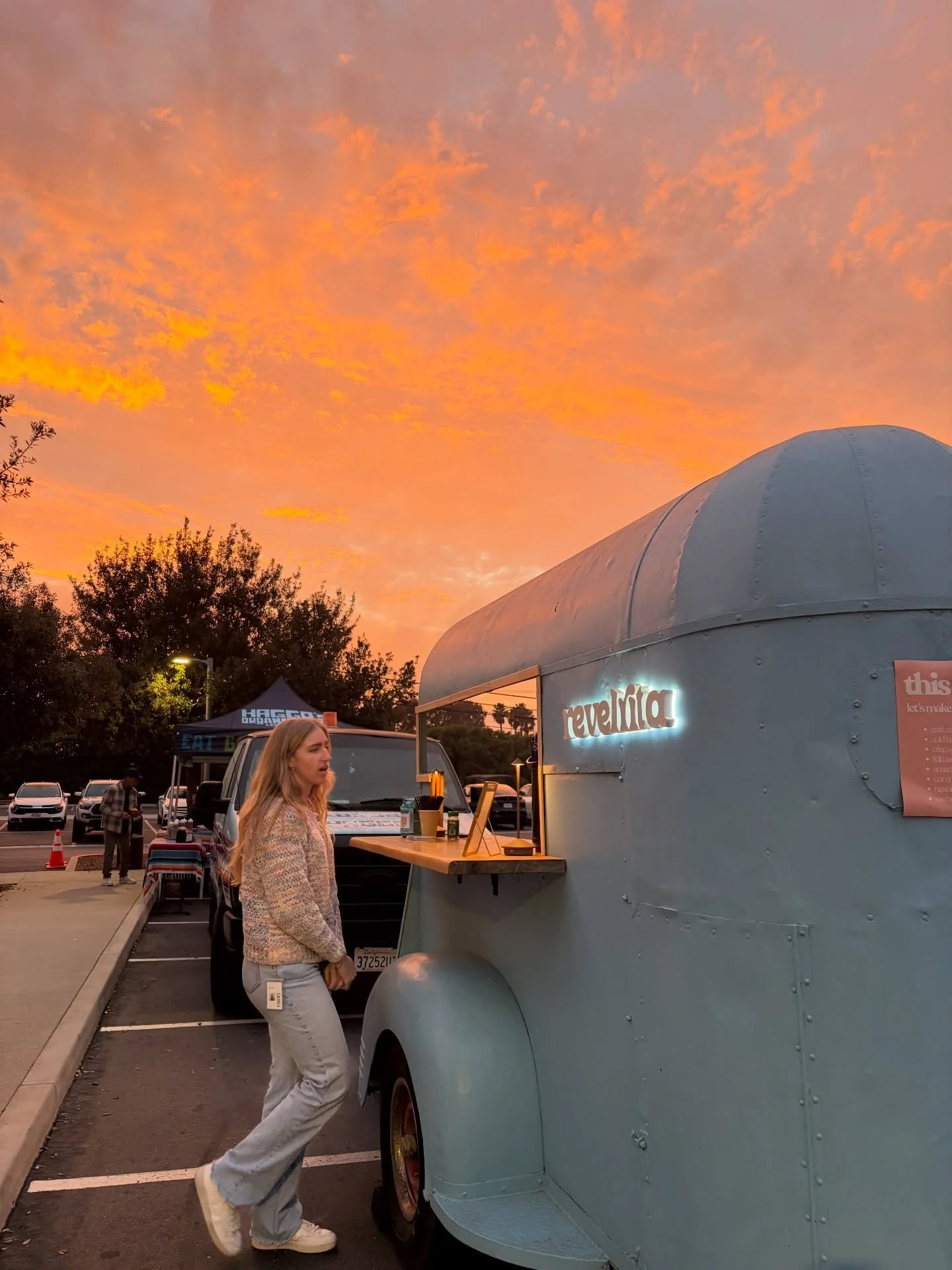 Revelrita 🤝 hot cocoa

Great night with @vuoriclothing for the @rob_machado film screening.

This little pony trailer can serve just about anything ?!? 

Book her for your next shindig.