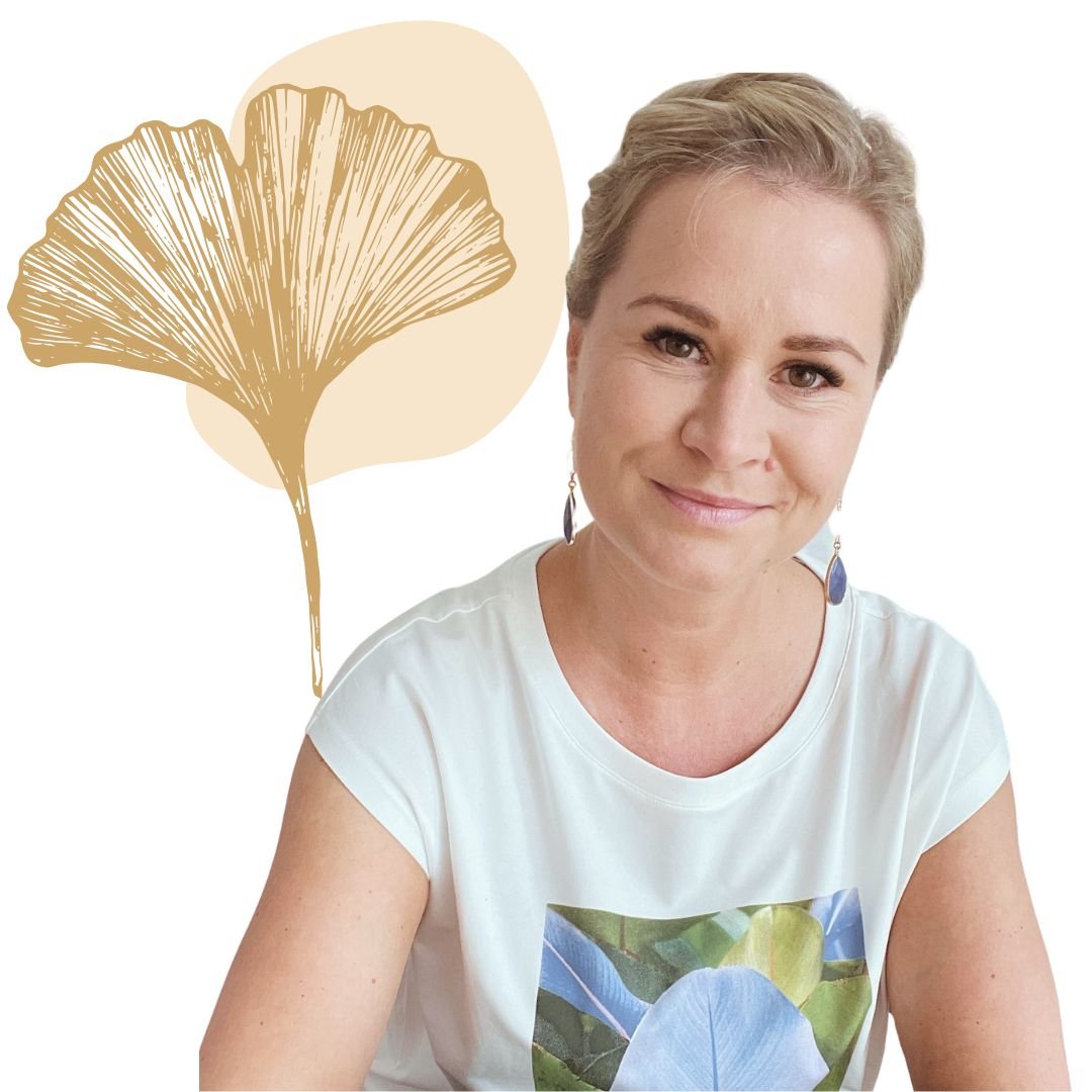 Katharina Seedorf mit Ginkgo-Blatt, dem Symbol von Seedorf Regeneration