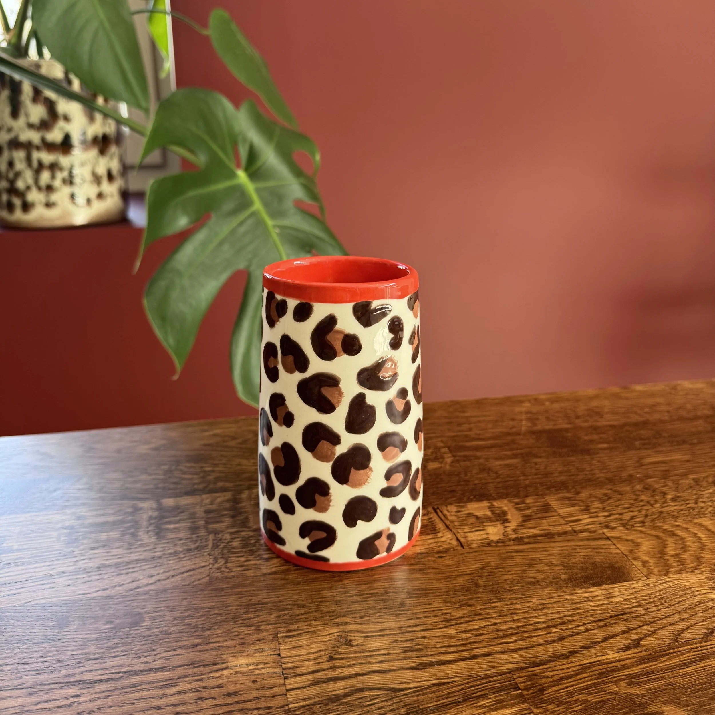 Bol en céramique avec une peinture d'une branche de groseilles rouges et le mot 'coucou' écrit en dessous.