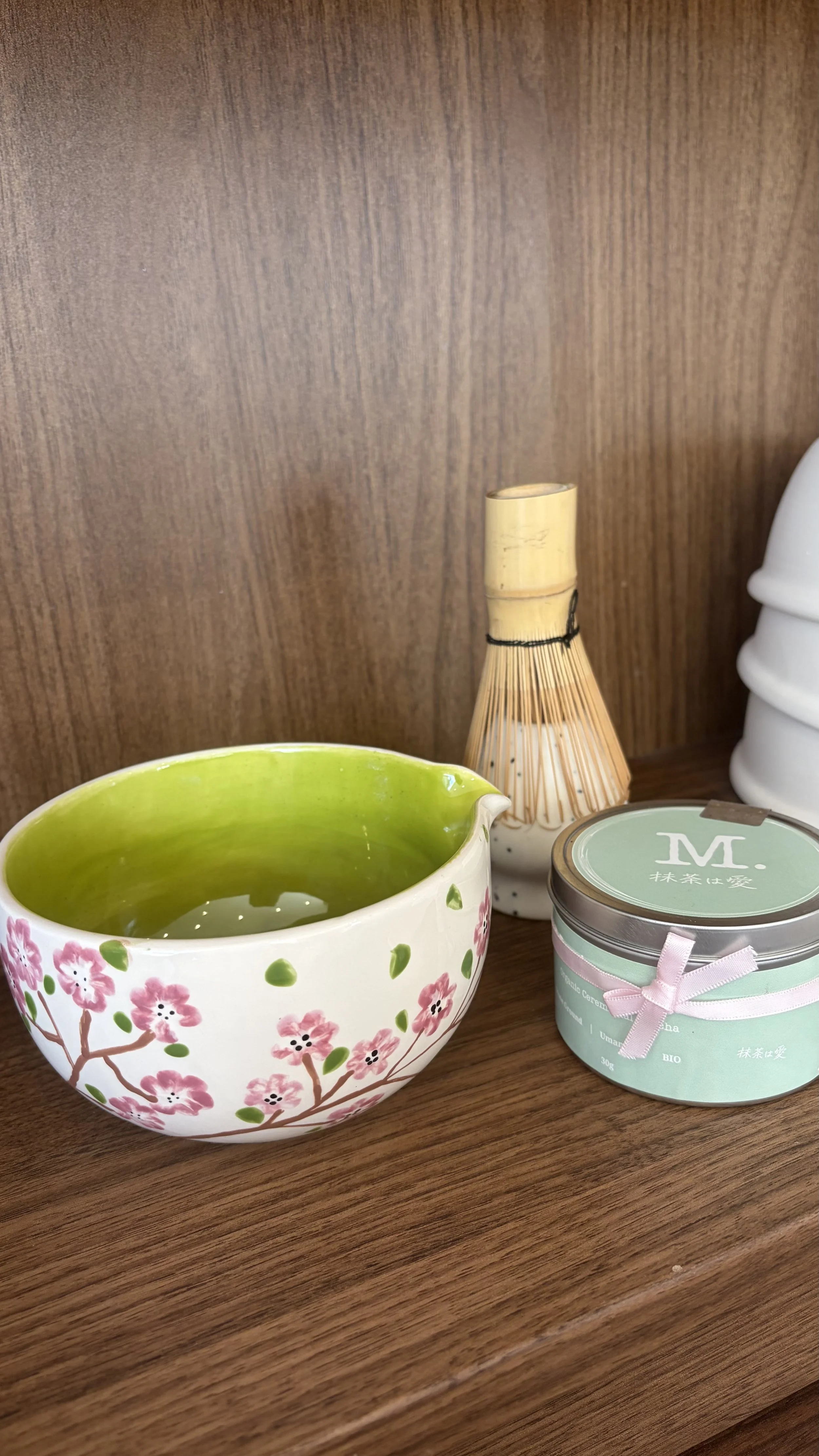 Atelier Matcha, créez et personnalisez votre propre bol à matcha, en choisissant vos couleurs et vos motifs, pour une pièce unique à utiliser chez vous.
