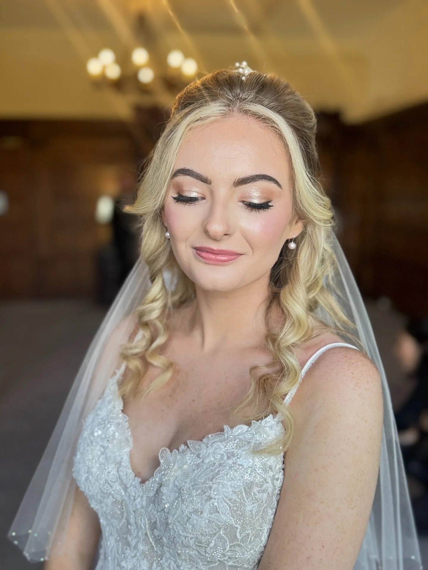 When the light hits just right @rushpool_hall @yourweddingstorybychiyoandkirk @kellygraybridalhair