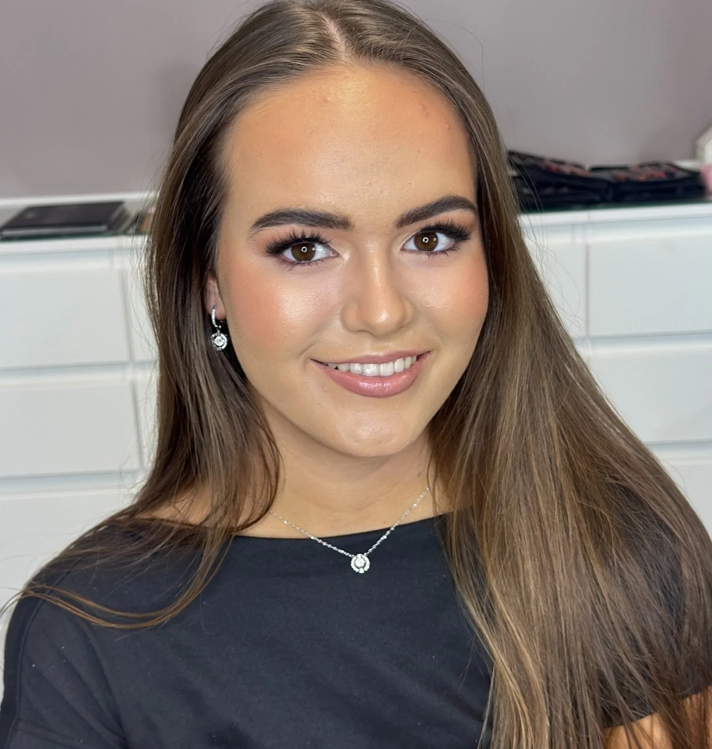 The super stunning delight that is Evie!

Ready for her 18th birthday party with a soft matte eye and glowing skin ✨✨✨