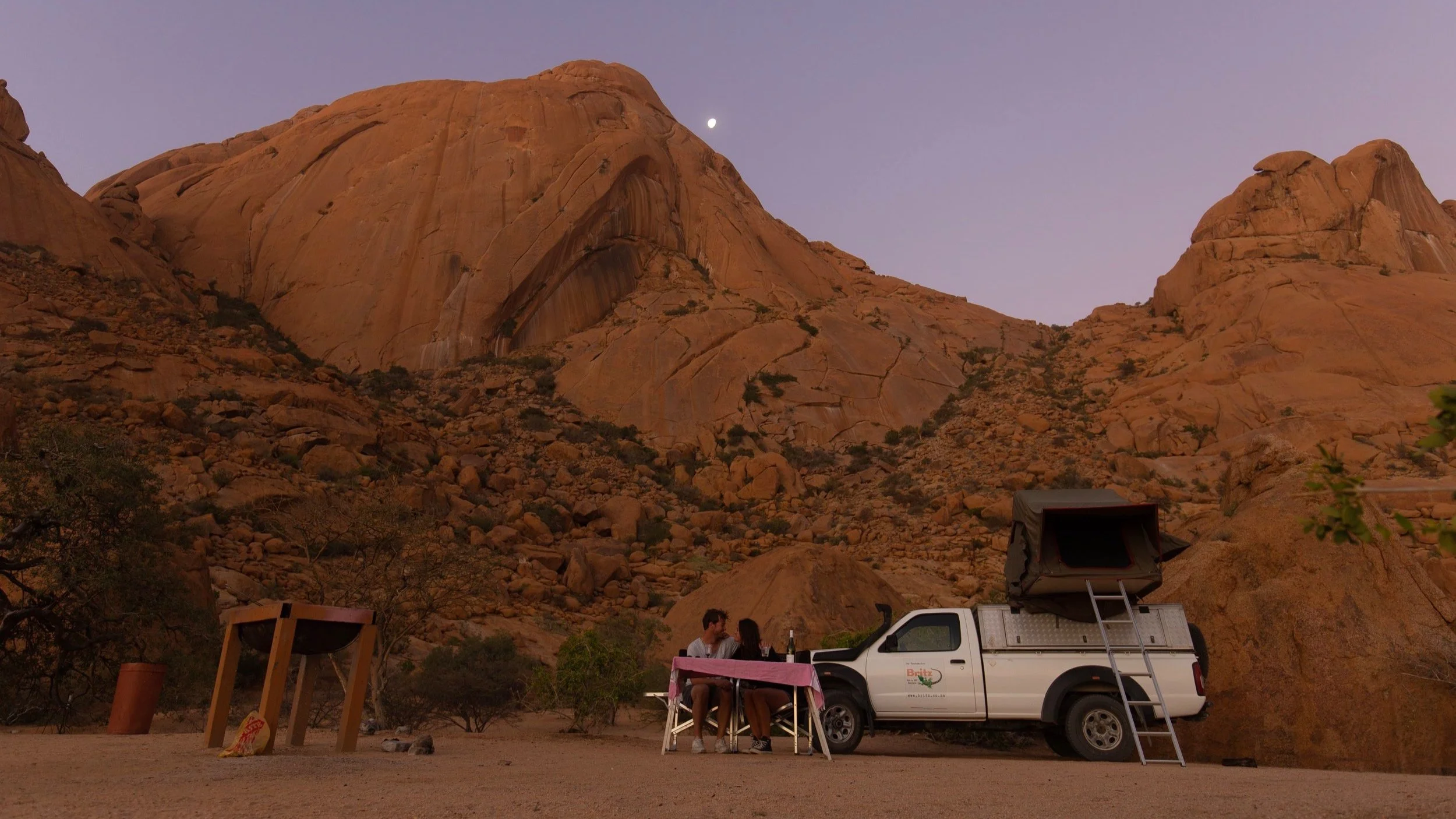 Namibië auto met tent op het dak wildkamperen