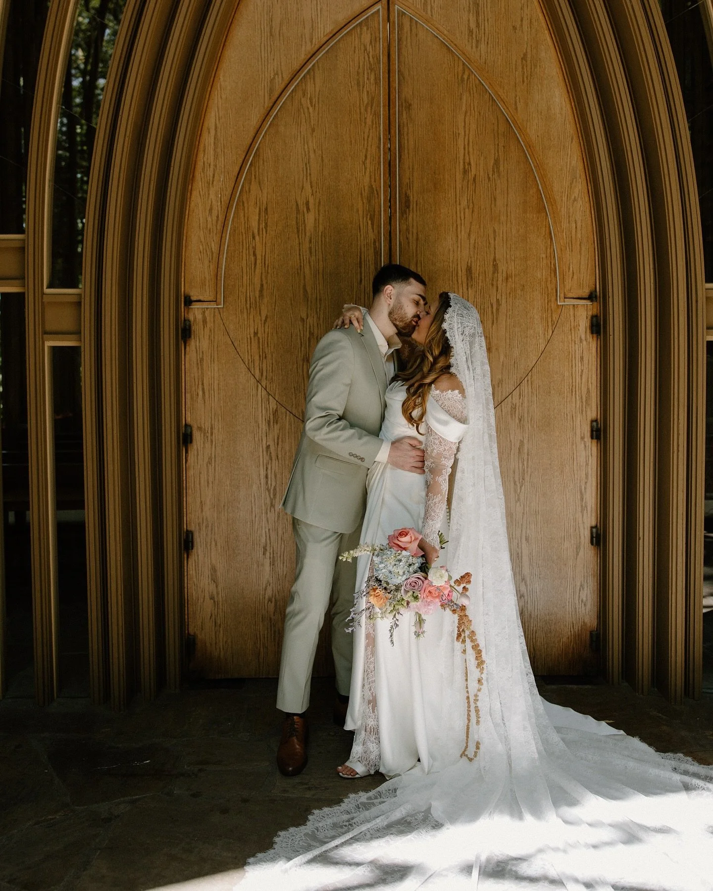 just had to share some previews from Victoria and Sam&rsquo;s beautiful wedding day 🕊️🤍
These two traveled to NWA with a few dozen friends and family members, and although almost everything went wrong leading up to the wedding, the day was so perfe