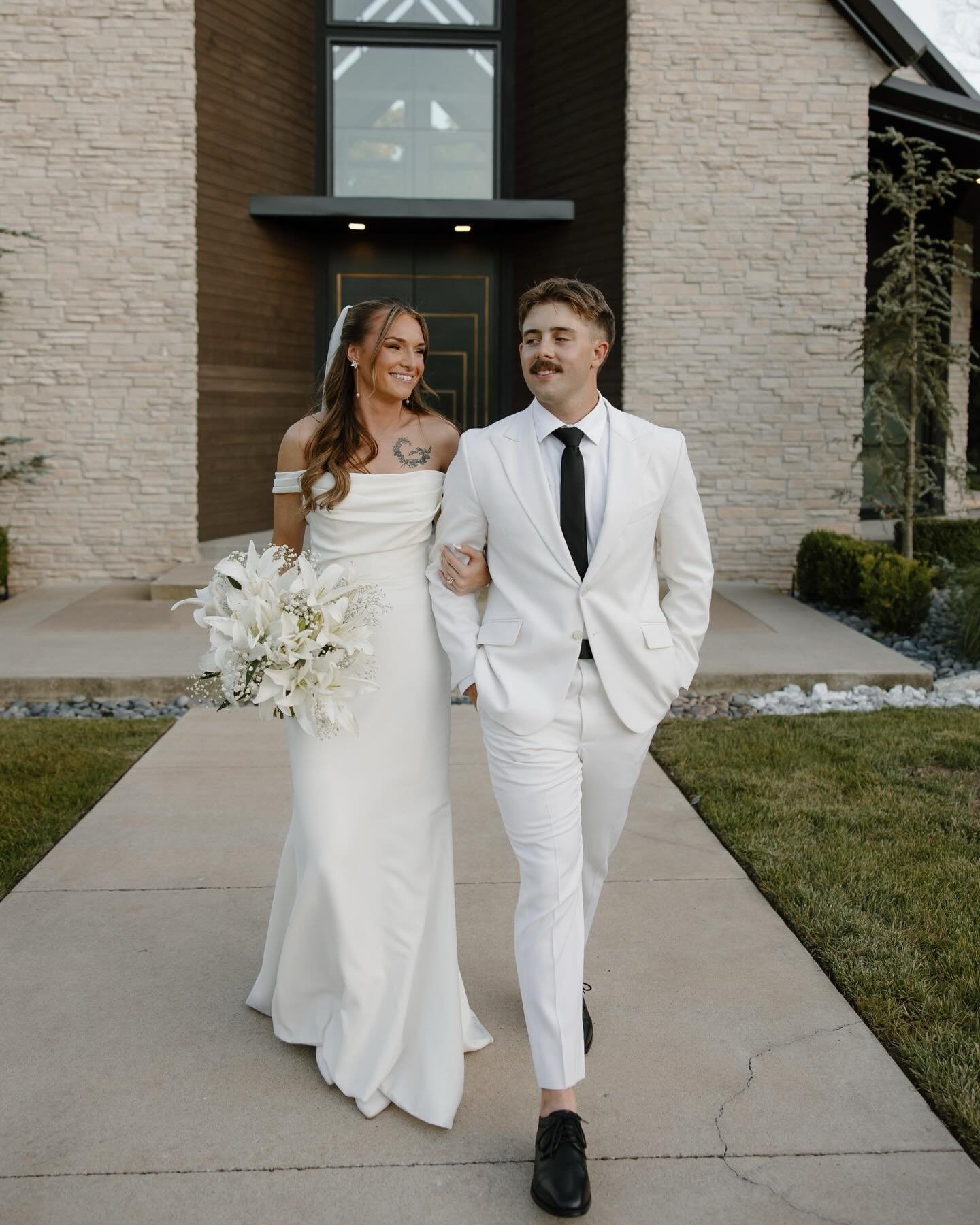 SO IN LOVE! ❤️&zwj;🔥⚡️

planner: @nikki_j_events 
florals: @darling_blooms 
rentals: @alchemy_event_rentals 
bar: @mint2mix 
makeup: @beautyy.by.brooklyn 
catering: @wickedwoodfiredpizza 
DJ: @brockentertainment
Venue: @osagehouse