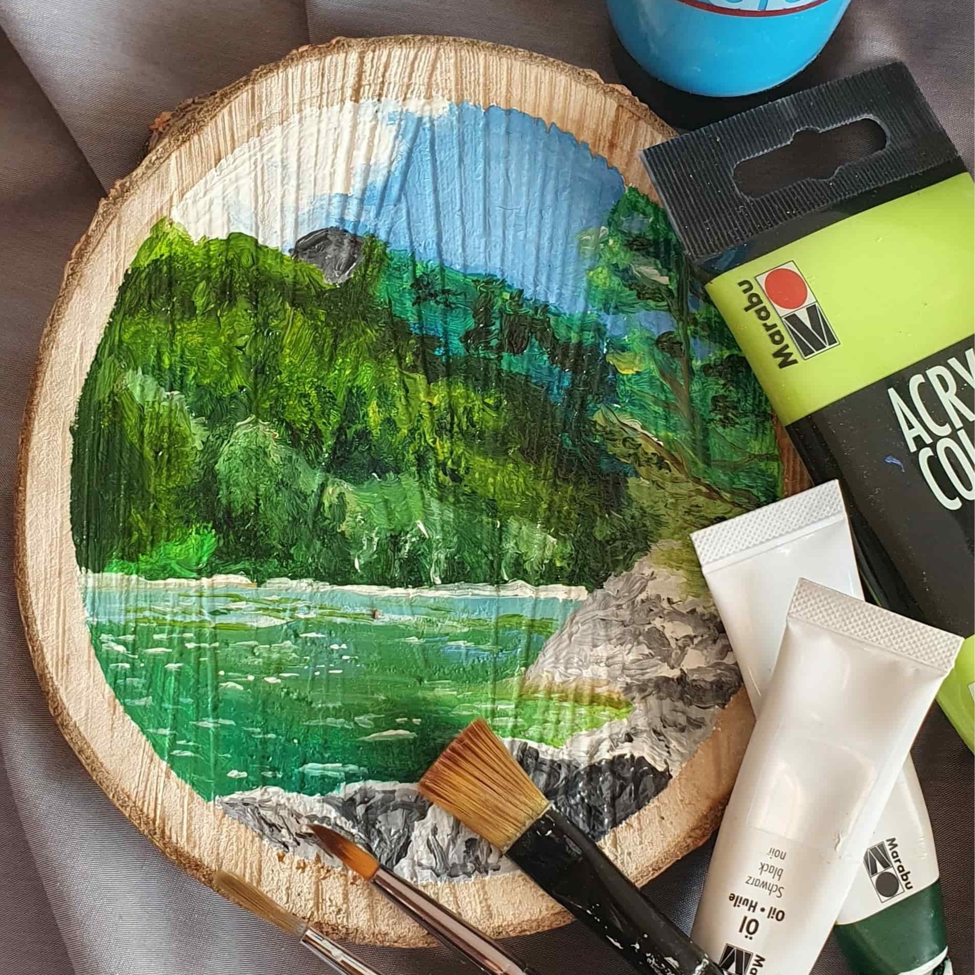 Handbemalte Holzscheibe mit 15 cm, Motiv Bergsee, Ufer vorderer Gosausee, türkises Wasser und grüner Wald