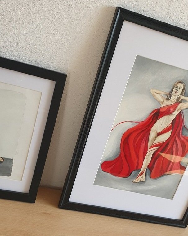 Handgemaltes Aktbild einer jungen, brünetten Frau, die in ein wallendes, rotes Tuch gehüllt, vor hellgrauem Hintergrund auf und zu schreitet. Hommage an die Schönheit der Frauen