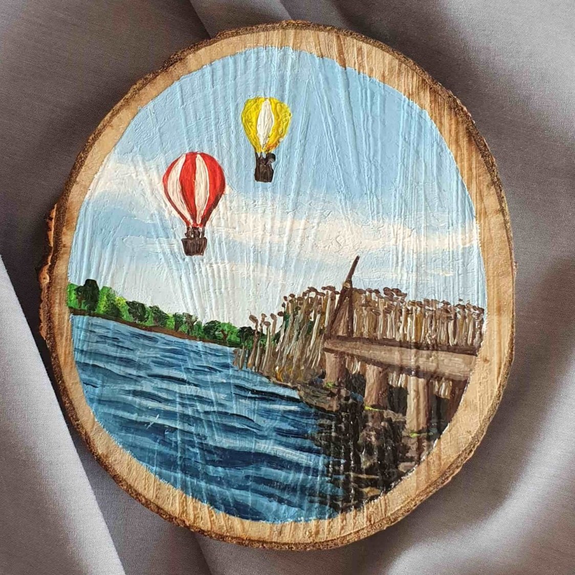 Bemalte Holzscheibe nach Foto, See mit Schilf und Steg, über dem Wasser sind ein gelber und ein roter Heißluftballon. personalisiertes Geschenk für Naturverliebte