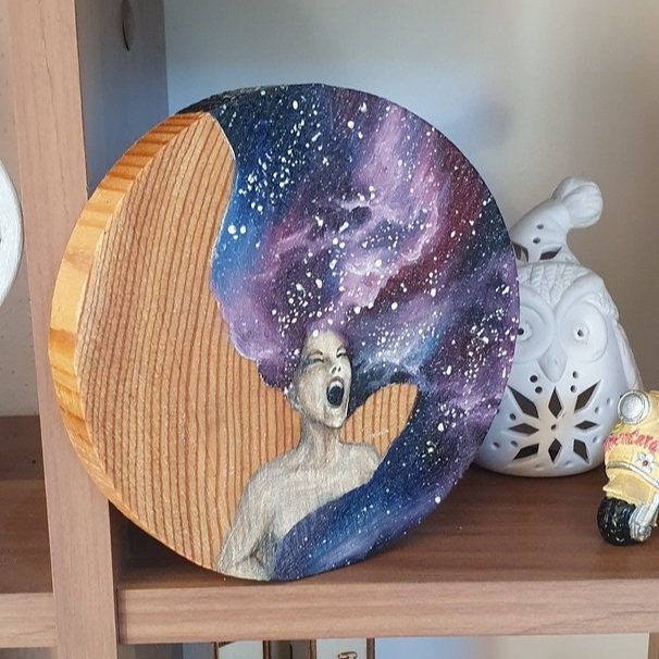 Handbemalte Holzscheibe. Eine Frau schreit in den hell erleuchteten Nachthimmel, der Abstrakt aus ihrem Kopf wächst. Ausgefallenes Kunstwerk als moderne Dekoration