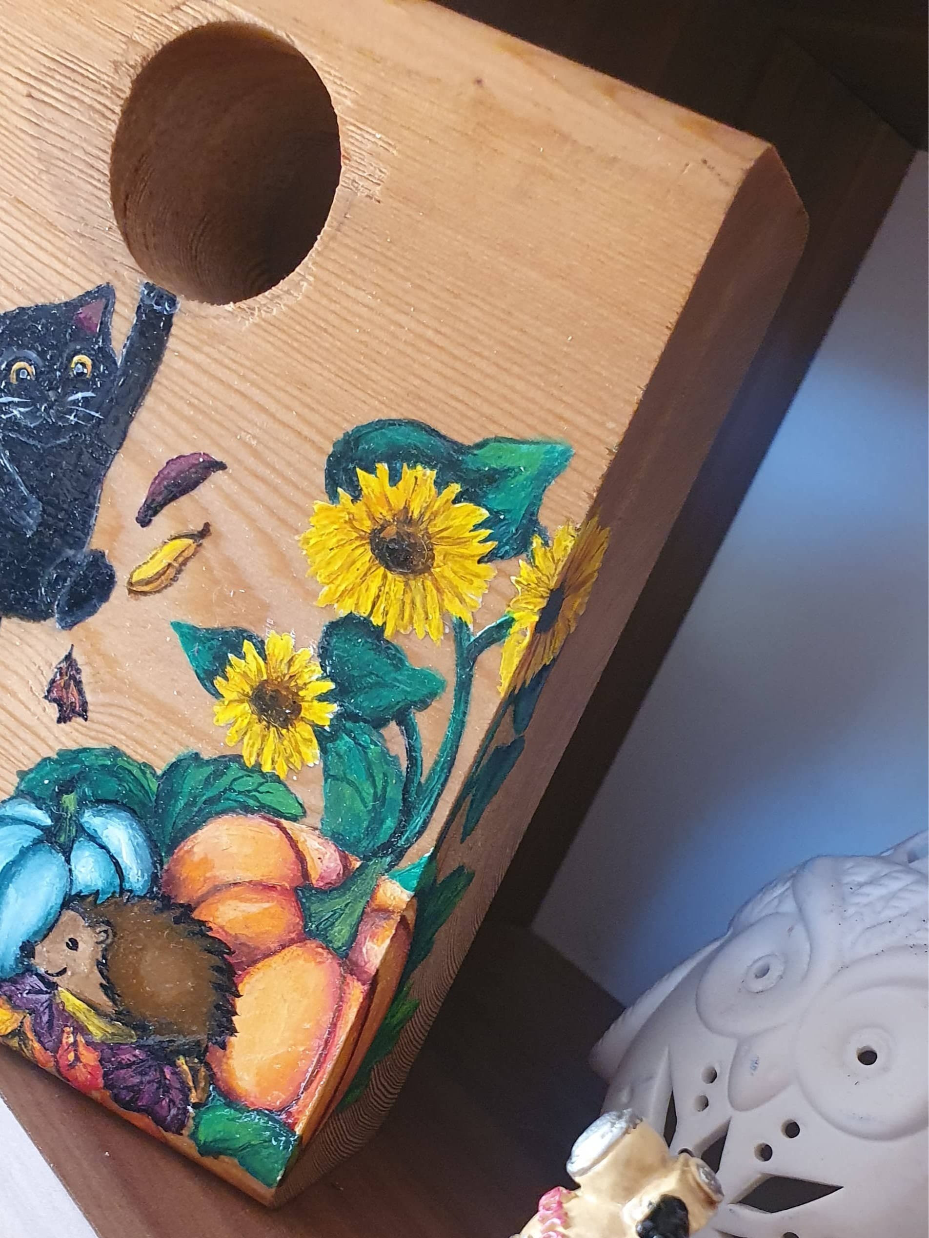 Herbstdeko handbemaltes Holzstück mit schwarzem Kätzchen, Igel, Kürbissen, Laub und Sonnenblumen