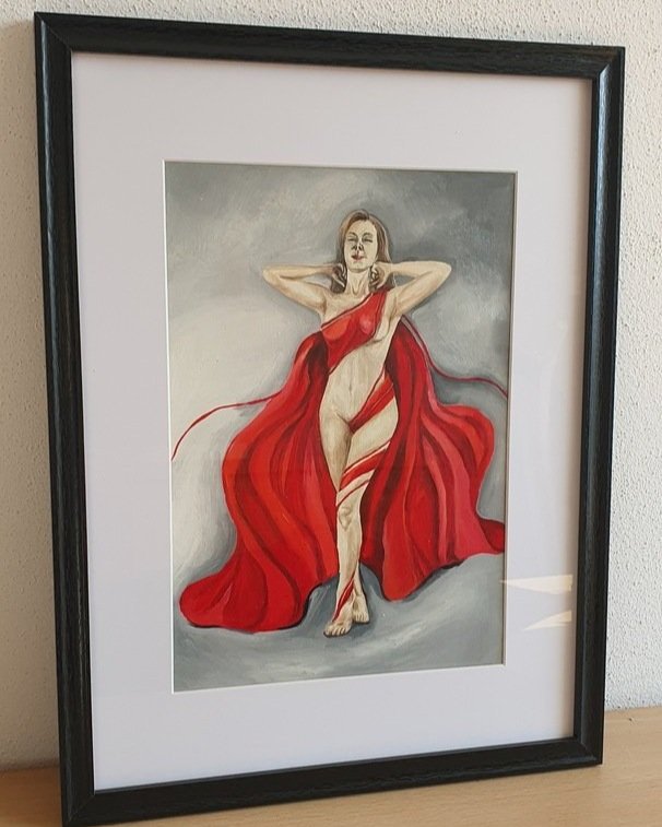 Handgemaltes Aktbild einer jungen, brünetten Frau, die in ein wallendes, rotes Tuch gehüllt, vor hellgrauem Hintergrund auf und zu schreitet. Hommage an die Schönheit der Frauen