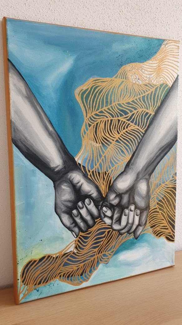 Handgemaltes Ölbild von 2 verliebten, die sich ihre Hände reichen. Gemalt in schwarz-weiß auf einem türkis-blauen Hintergrund mit goldener Verzierung