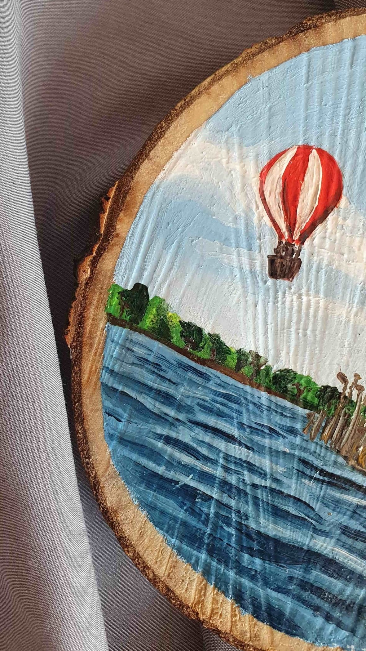 Bemalte Holzscheibe nach Foto, See mit Schilf und Steg, über dem Wasser sind ein gelber und ein roter Heißluftballon. personalisiertes Geschenk für Naturverliebte
