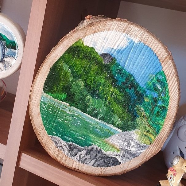 Handbemalte Holzscheibe mit 15 cm, Motiv Bergsee, Ufer vorderer Gosausee, türkises Wasser und grüner Wald