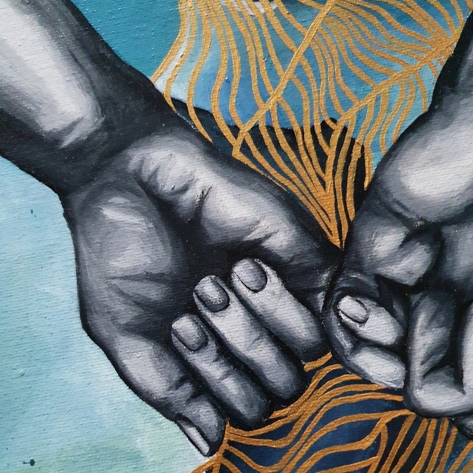Handgemaltes Ölbild von 2 verliebten, die sich ihre Hände reichen. Gemalt in schwarz-weiß auf einem türkis-blauen Hintergrund mit goldener Verzierung