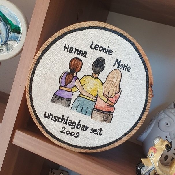 Handbemalte Holzscheibe. Personalisiertes Geschenk für Freundinnen. Drei Freundinnen: Hanna, Leonie, Marie sind seit 2009 befreundet. Sie stehen mit den Rücken zu uns und umarmen sich