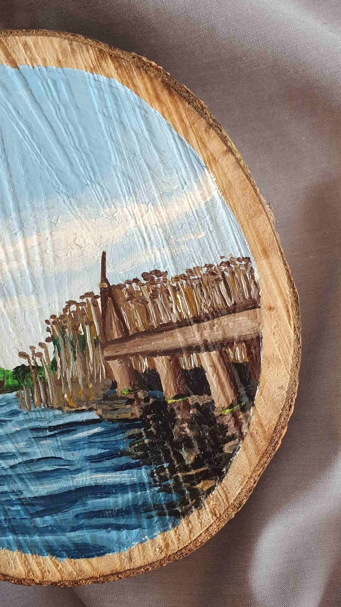 Bemalte Holzscheibe nach Foto, See mit Schilf und Steg, über dem Wasser sind ein gelber und ein roter Heißluftballon. personalisiertes Geschenk für Naturverliebte