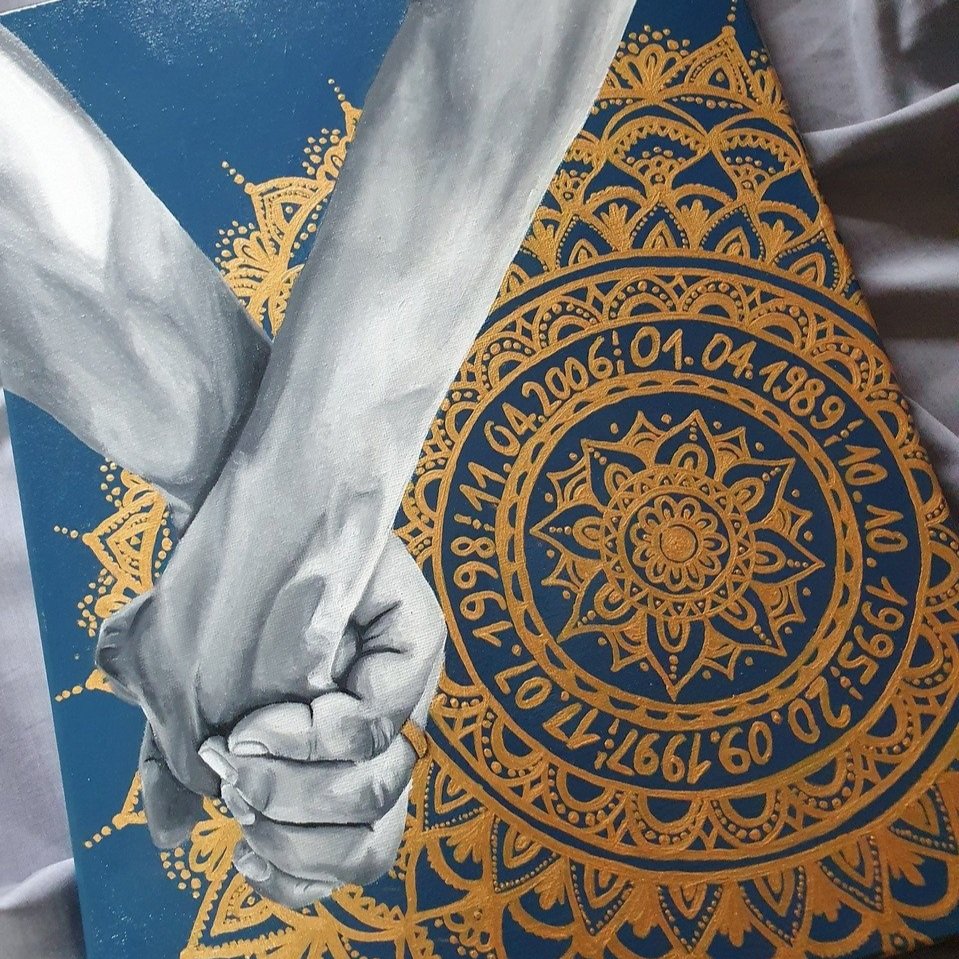 Geschenk-hochzeitstag-persönlich-selbstgemalt-hände-mandala.jpg