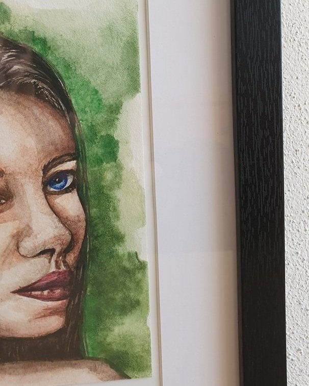 Kleines Handgemaltes Aquarell vom Gesicht einer dunkelhaarigen Frau vor Olivgrünem Hintergrund. Der durchdringende Blick verzaubert Kunstliebhaber