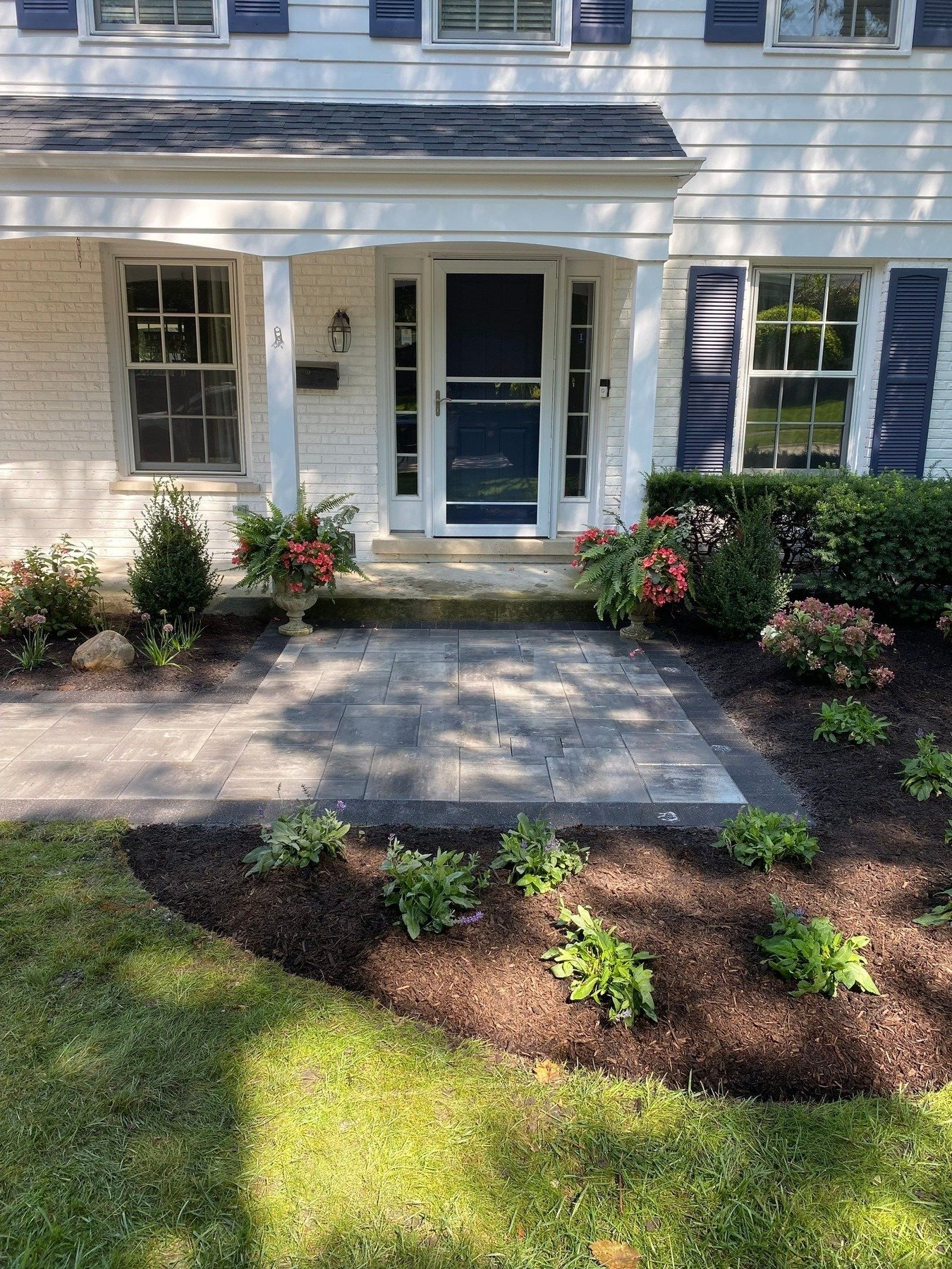 Spring is the season of renewal 🌱&mdash;let ETB Landscape bring your outdoor spaces to life with our expert seasonal maintenance programs! 🌸✨ Enjoy a thriving, beautiful landscape all year round.

🖤 Unilock Material: Onyx Black Series Border
🪨 Be