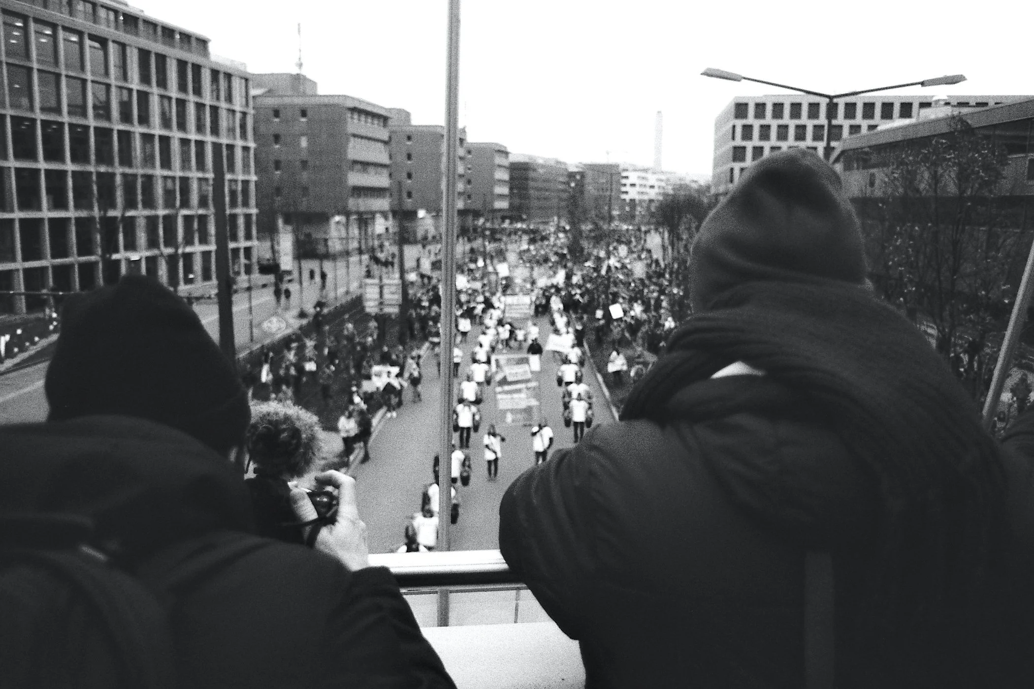 Uf dr Gass, los vom turbineplatz,
Drängend d Buebe vor mit de Chuegloggä,
statt daheim ir Stube z hockä.
aut u jung,
traditioneu kleidet, Frou u Mah.
aber dert drum söus hie iz o nid ga.

Nid wütend - ruhig und entschlosse,
töne d Glogge wi bim Aupuf