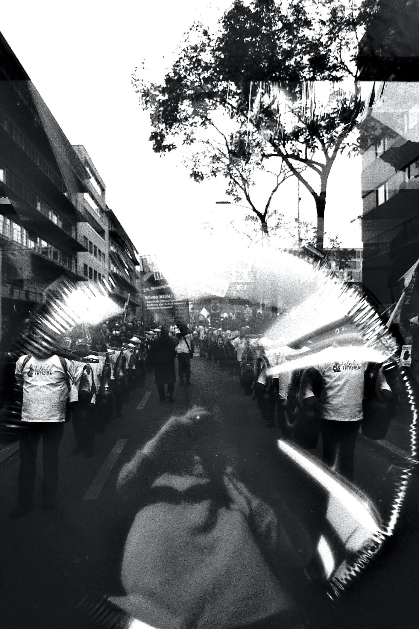 Di Rundi scho gli isch si verby, u genauso die Pandemie.
So mängs heisi eim möge rate, u scho ischsi i Vergässeheit grate.

Aber die glogge i ghöre se no immer,
ig denn mitzdrinne
aus wäri e Sunneschimmer.