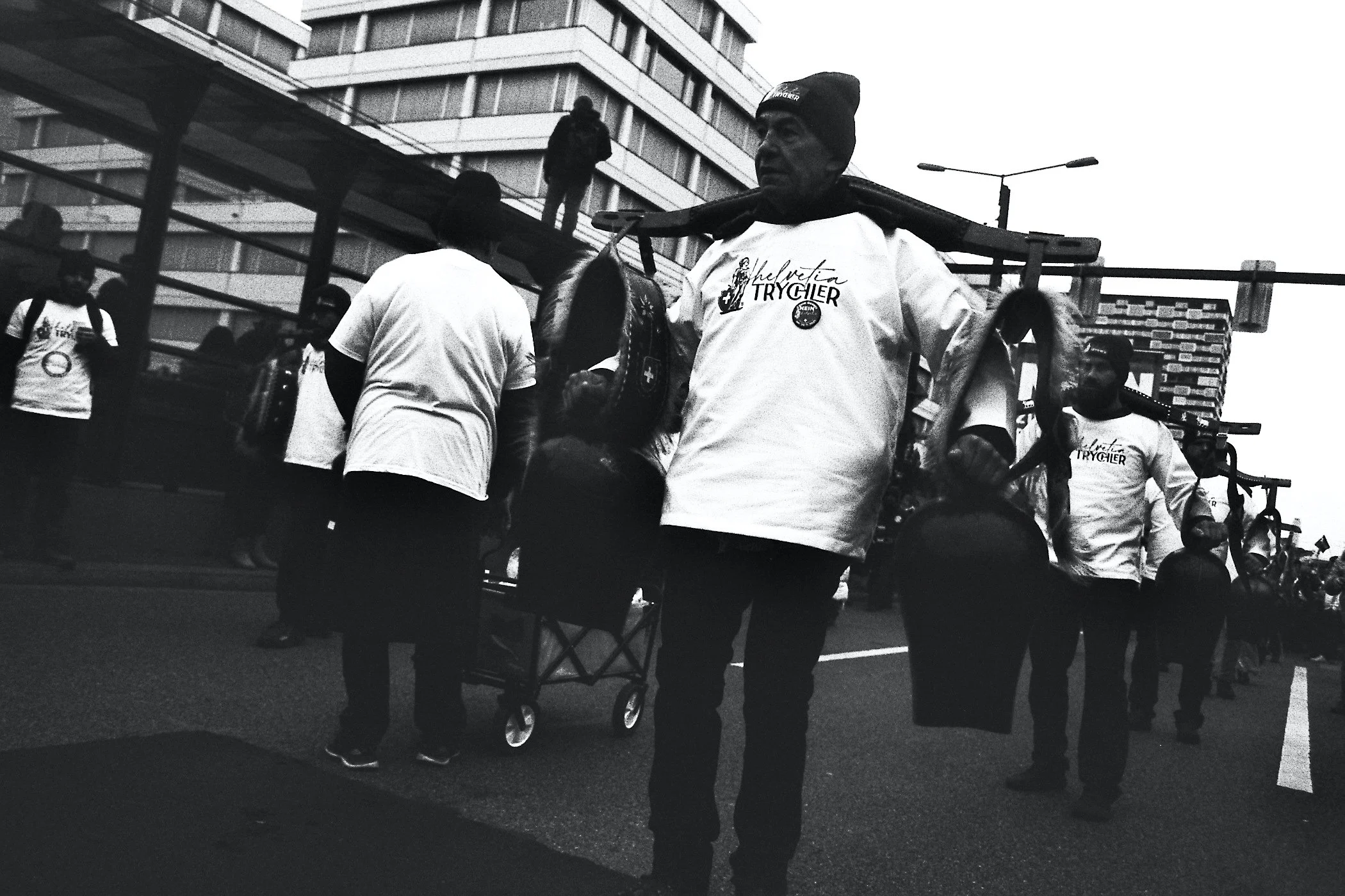 Was hie in Züri ds giz doch nid?
nimmsch d S9 und i 20 minute
ghörsch se allerhand,
die Glogge achso traditionell i däm Land.

rundume rüefe si:
uhre u schoggi verchoufe im name vor helvetia,
u geits um d sprütze de soue se de o grad aui ha.