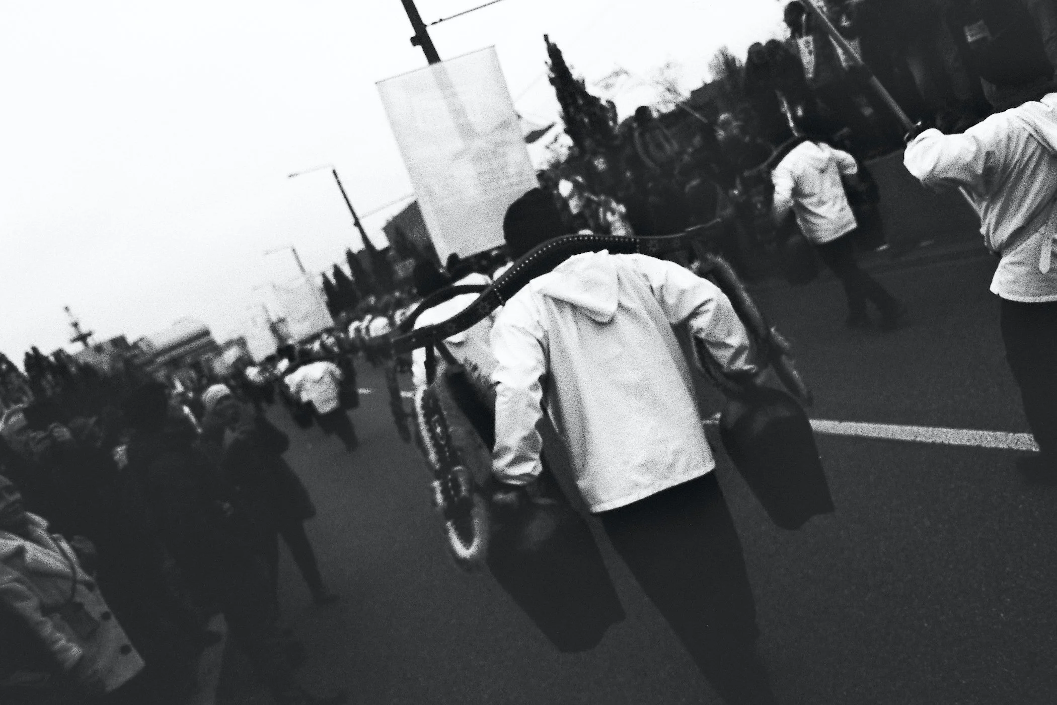 Daheime no gstritte,
gäb doch ke grund dert ine z ritte.
s geit um grössers hani gmeint,
ir demokratie
da sigemr aui drbi.
Ds heisst zuelose wenn e mängi was sägi,
lose was si ufm Härze trägi.

Polarisierig isch in aller Munde,
besser me geit sech do