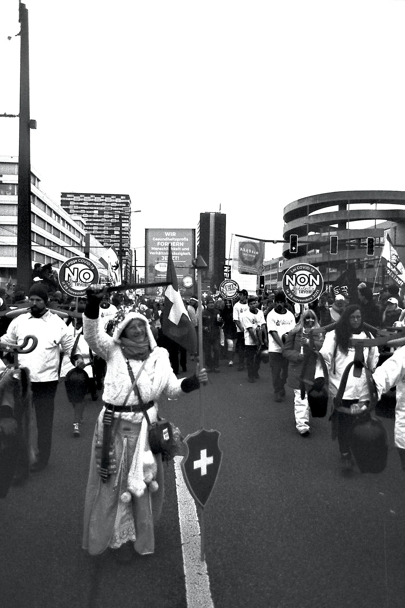 Trychle zum die böse geister vertribe,
nid nur um ir Zyt stah z blibe.
Und gäge die Theorie,
am afang sigi dr Urknall gsi.

Rundum au die Photographe,
si schiesse Fotos vo dr Hardturmbrache,
u vor Kunsti obenabe Eier,
vom 15. Stock? ds isch e längwil