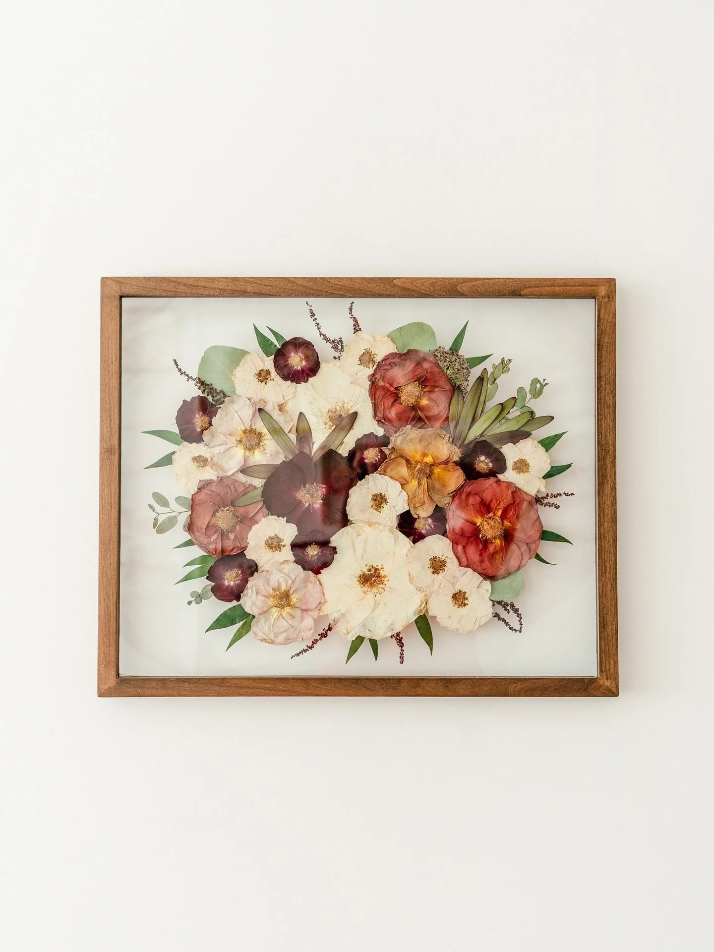 Happy Halloween!!👻🧡✨

Wishing you a day full of treats and fun! The holidays are creeping closer...it&rsquo;s the perfect time to treat yourself (or someone special)!✨

&bull;
&bull;
&bull;

#halloween #floralpreservation #flowerpreservation #press