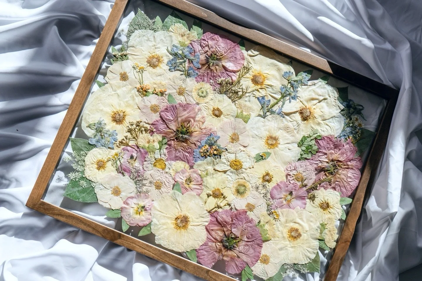 We hope everyone is having a happy holiday! We are looking forward to the New Year in just a few days💌✨

Are you a 2026 bride &amp; wanting to do something special to remember the big day? Preserve your bouquet with us! And if you&rsquo;re getting m