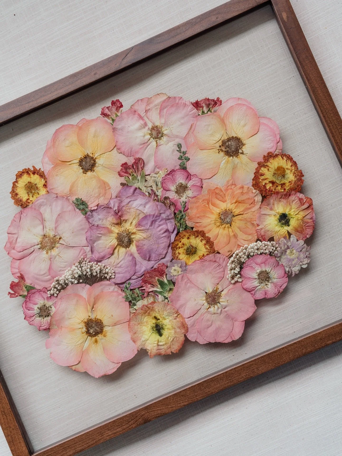 A pink beauty😍 We&rsquo;re really passionate about making sure your bright flowers don&rsquo;t lose their vibrancy during the pressing process!🌸✨

Swipe to see what the bouquet looked like before it was pressed💖

&bull;
&bull;
&bull;

#bouquetpres