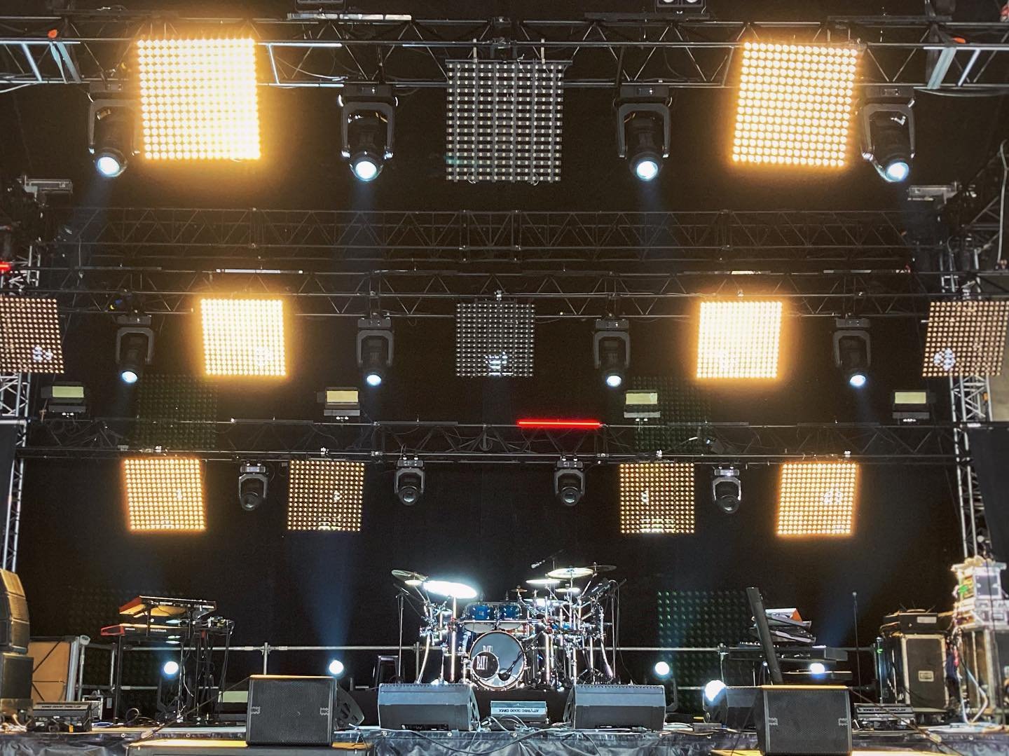 Last nights stage at @festpanoramas with @lowdy_williams β‘οΈ
#live #drummer #festival #panoramas