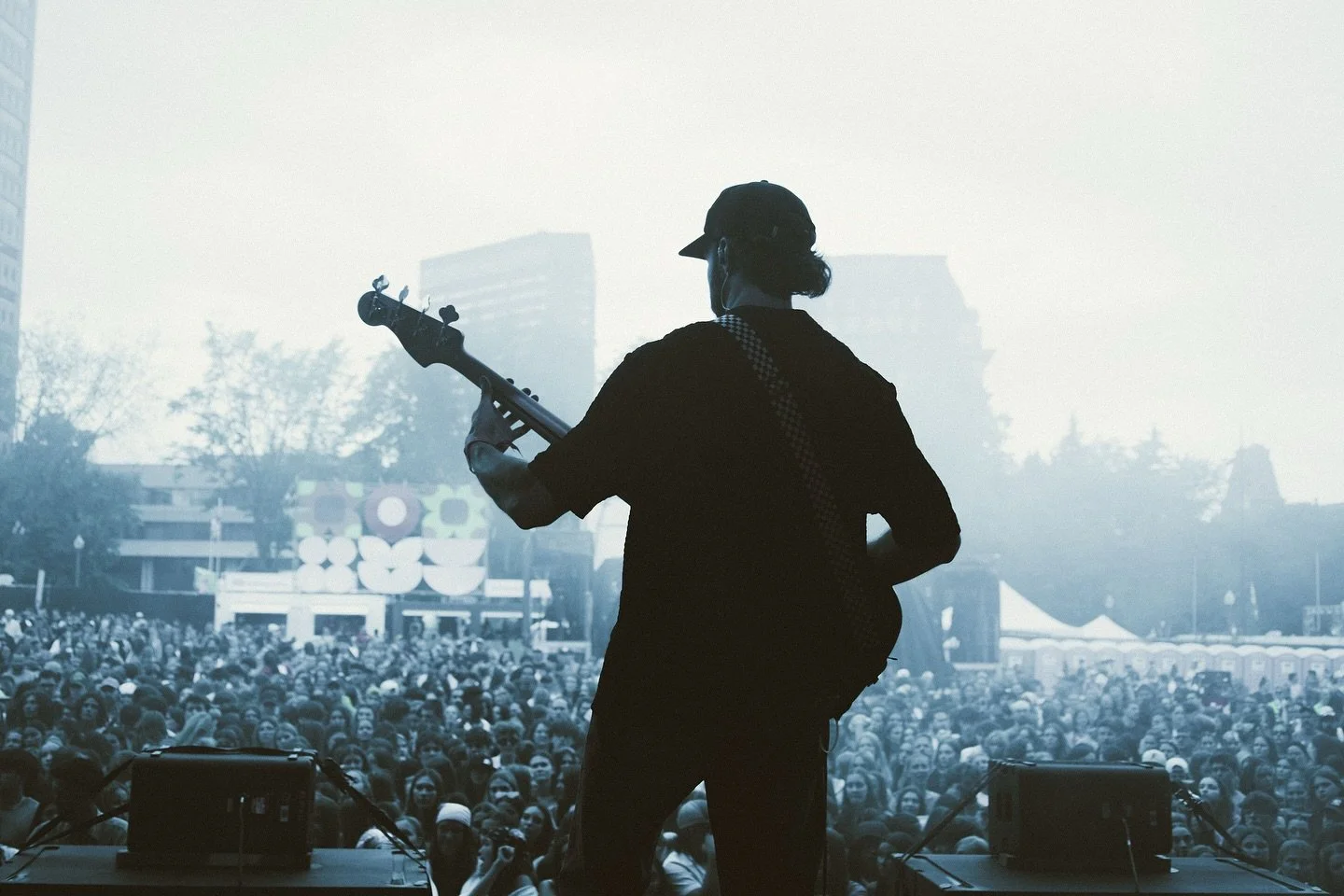 Encore sur un nuage et reconnaissant des shows de la derni&egrave;re semaine. Le kid de 10 ans qui prenait ses premiers cours de guitares aurait jamais pens&eacute; jouer sur des grosses sc&egrave;nes comme &ccedil;a. 

Apr&egrave;s avoir arr&ecirc;t